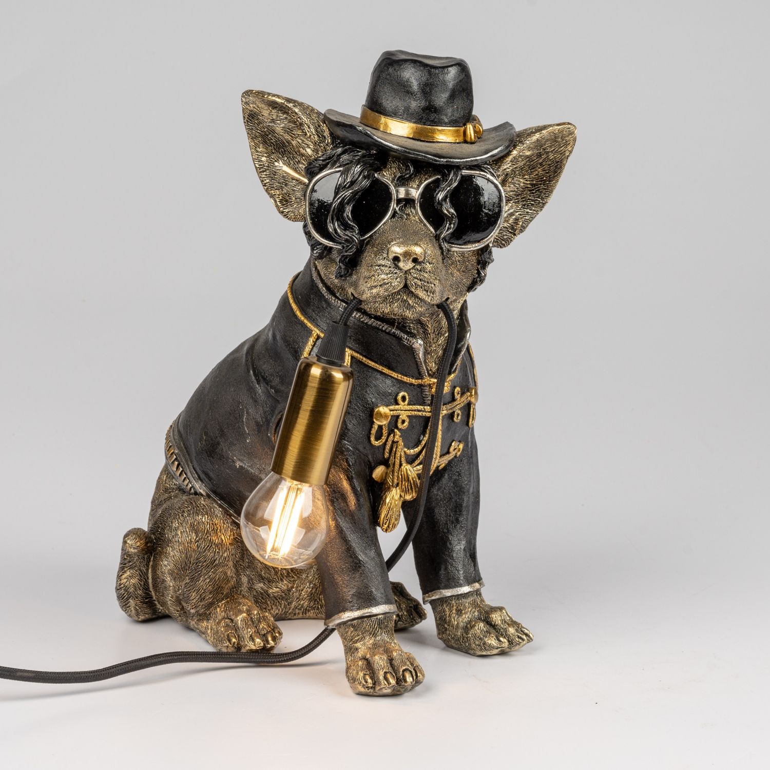 Eine dekorative Hundeskulptur mit Hut und Sonnenbrille, die eine Lampe hält
