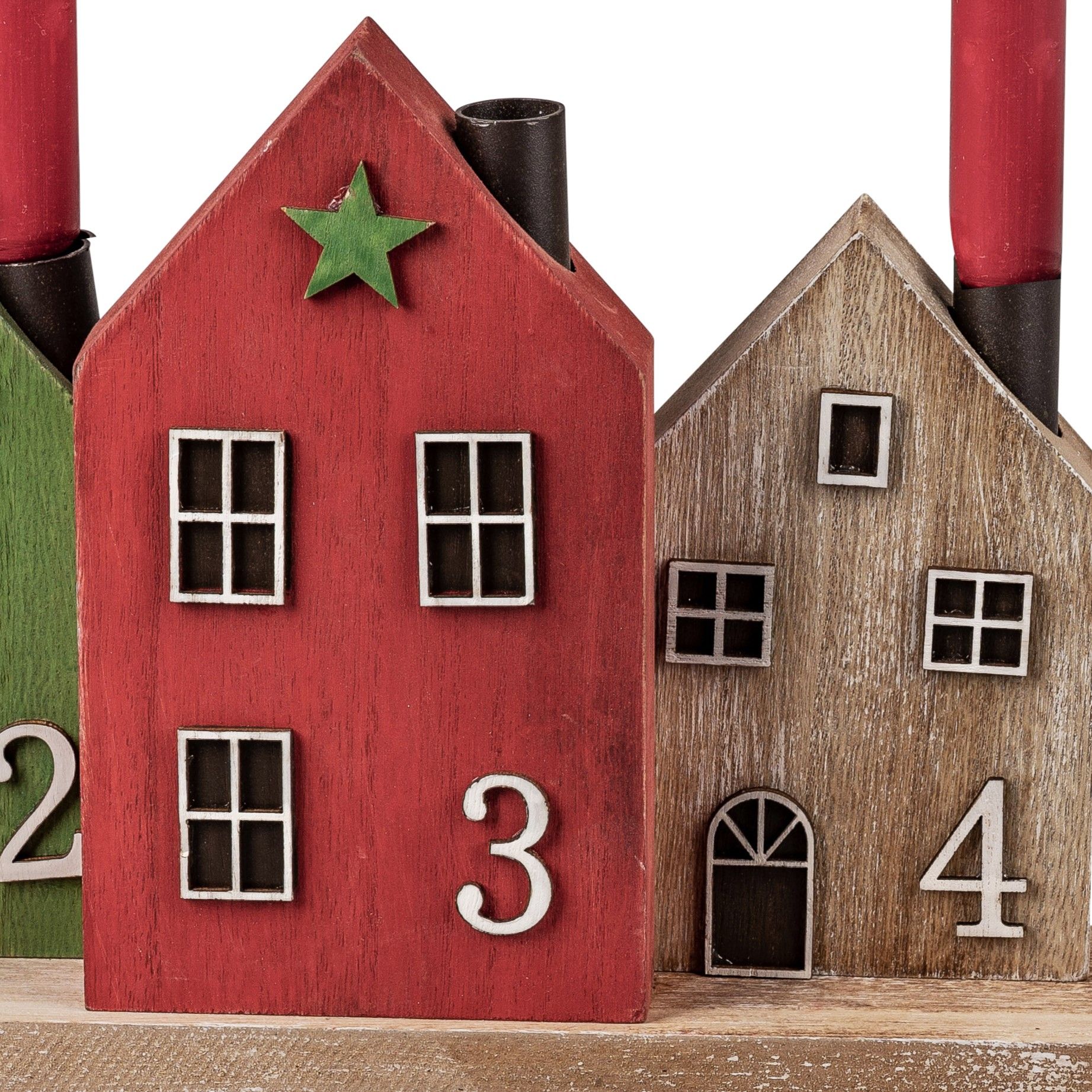 Drei dekorative Holzhäuser in Rot, Grün und Grau mit Fenstern und Zahlen. Ein Haus hat einen grünen