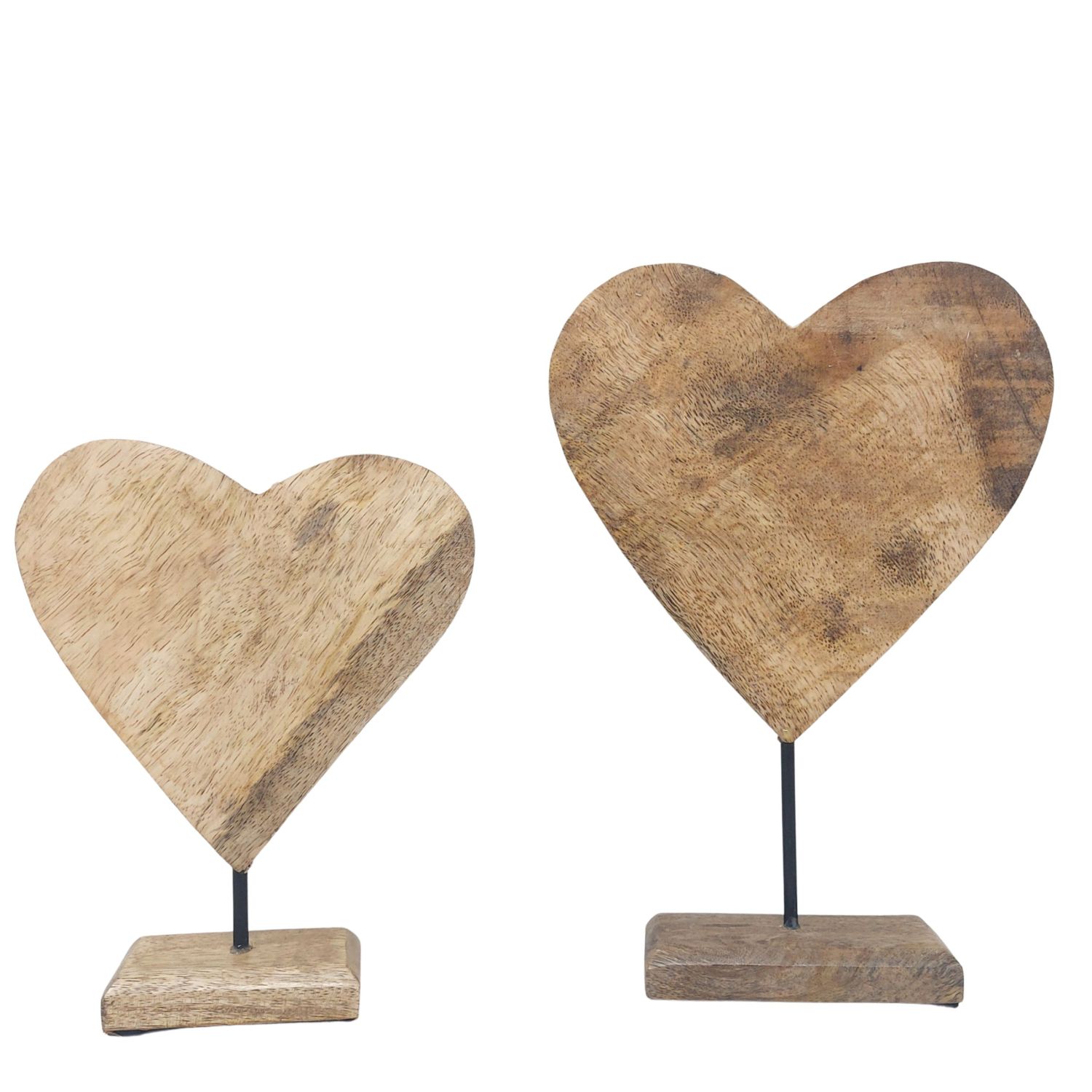 Zwei Holzherzen auf Ständern in unterschiedlichen Größen