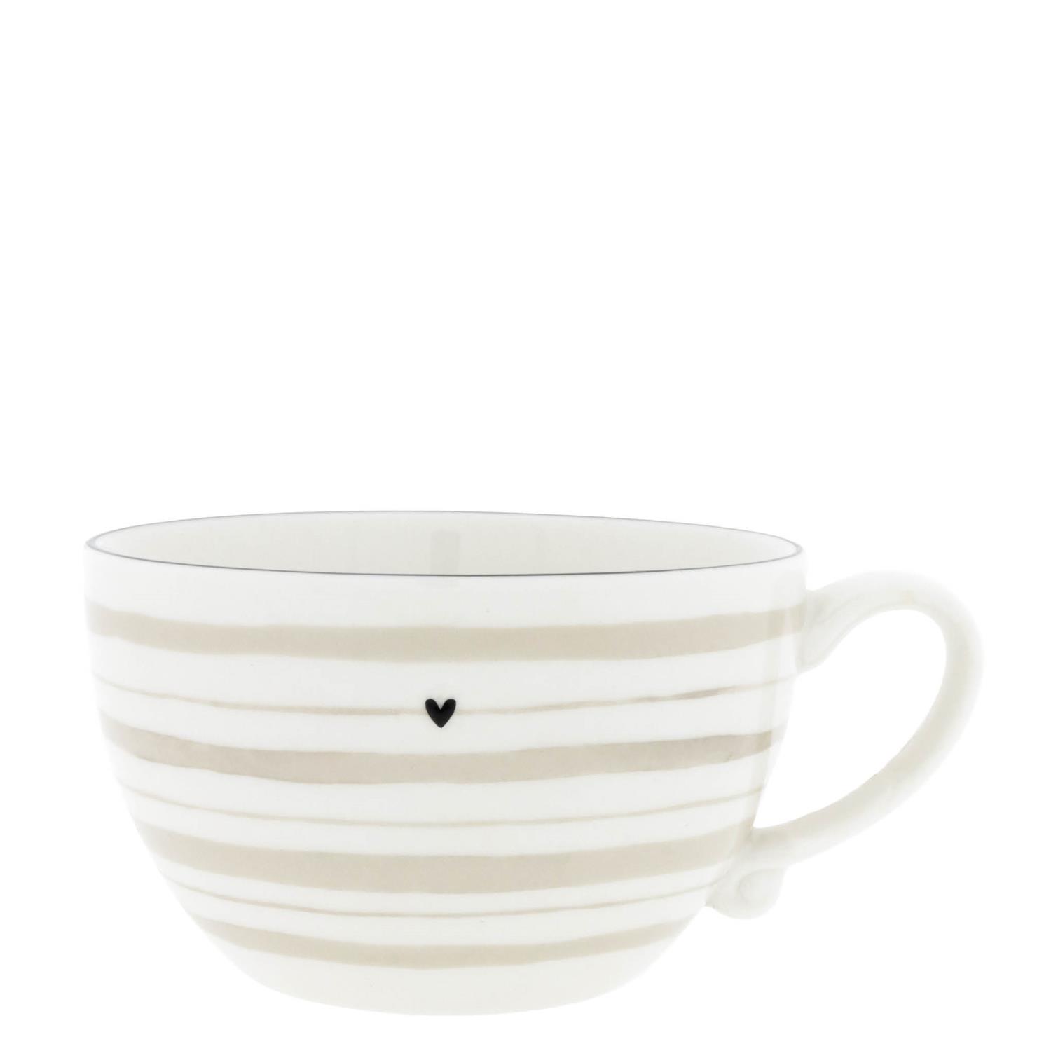 Eine runde Tasse aus Porzellan mit horizontalen Streifen in Beige und Weiß sowie einem kleinen schwarzen Herz.