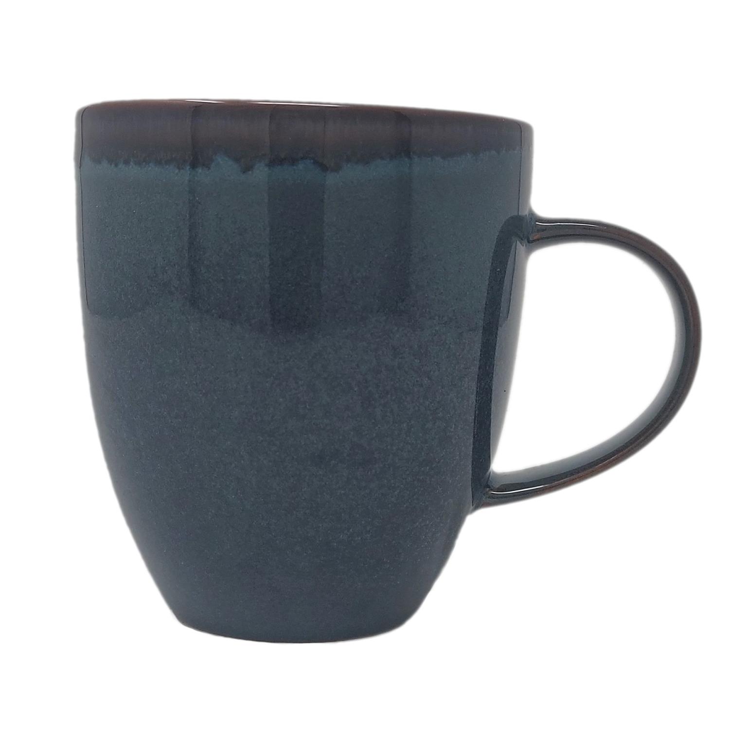Blaue Keramiktasse mit leicht gewölbtem Rand und einem Henkel, auf einer Seite sichtbar.