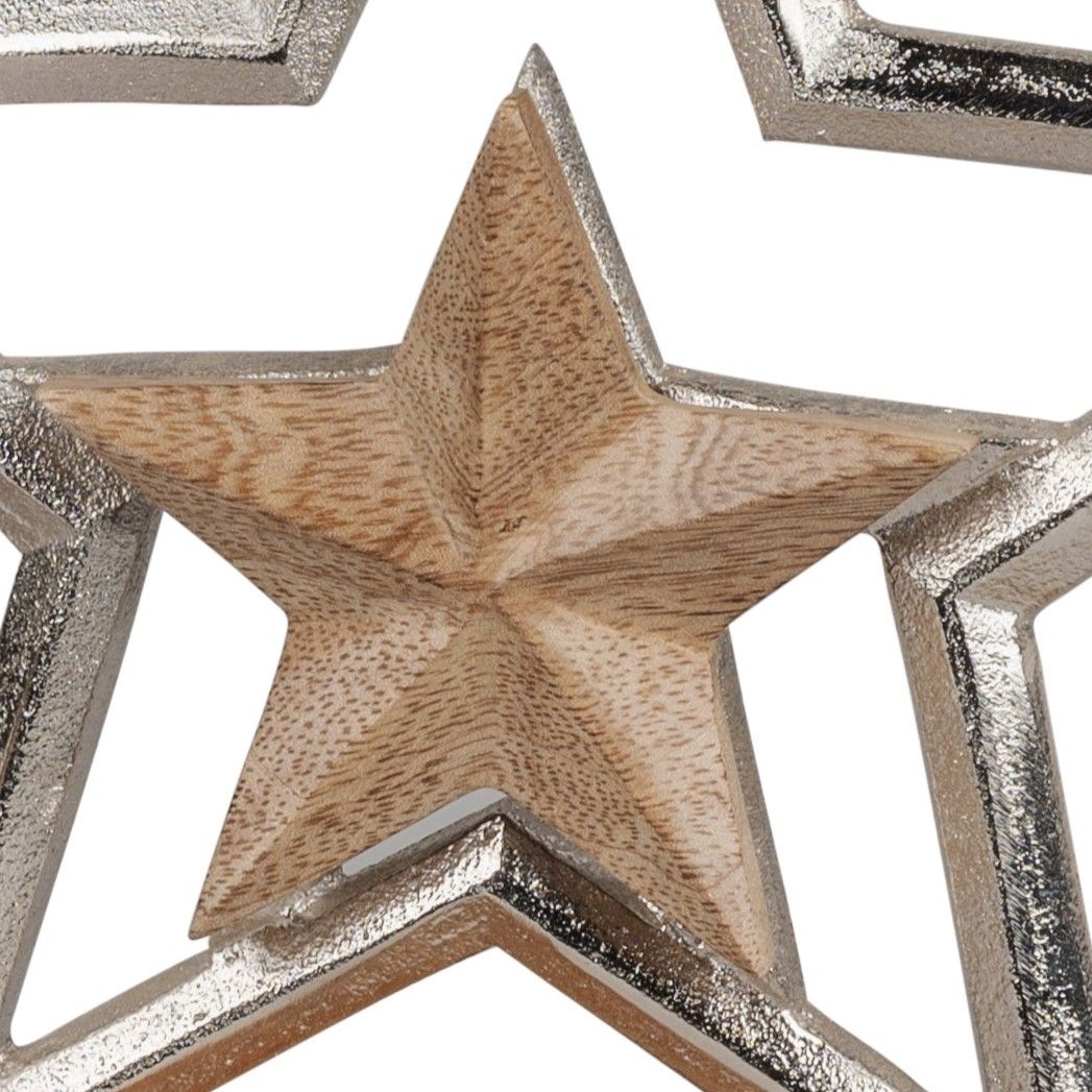 Holzstern mit silberner Umrandung, der in der Mitte eine natürliche Holzmaserung zeigt.