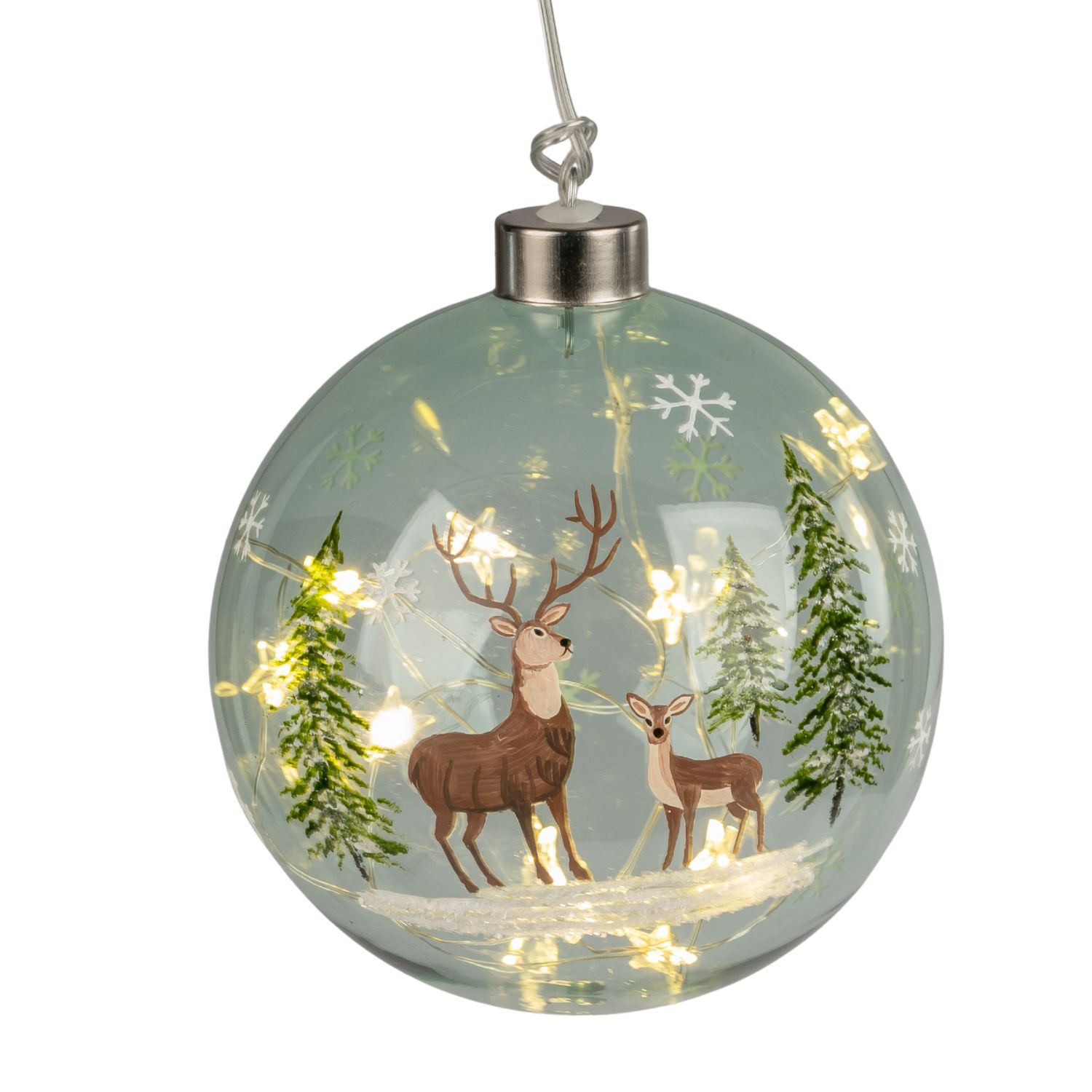 Glaskugel mit gemalten Hirschen, Tannen und Schneeflocken, innen warm leuchtende Lichter