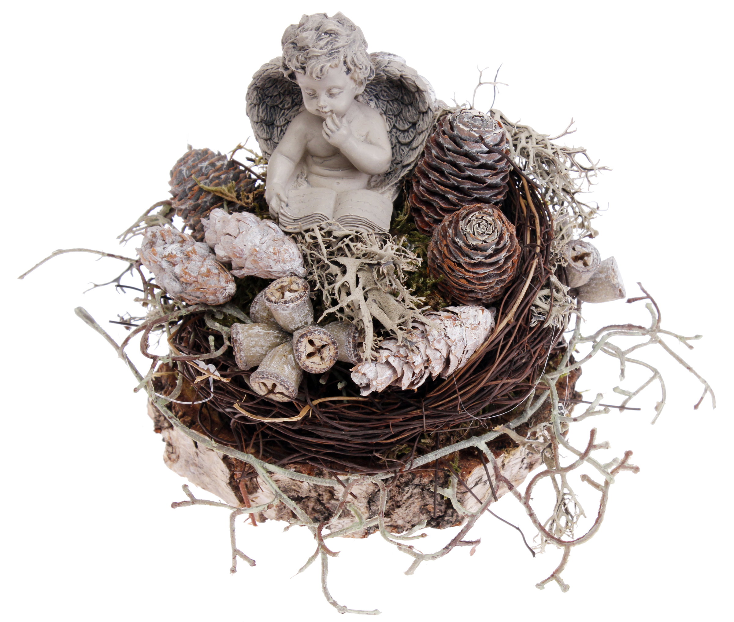 Ein dekoratives Nest aus Zweigen, gefüllt mit Tannenzapfen, Moos und einer kleinen Engelstatue, die ein Buch hält.