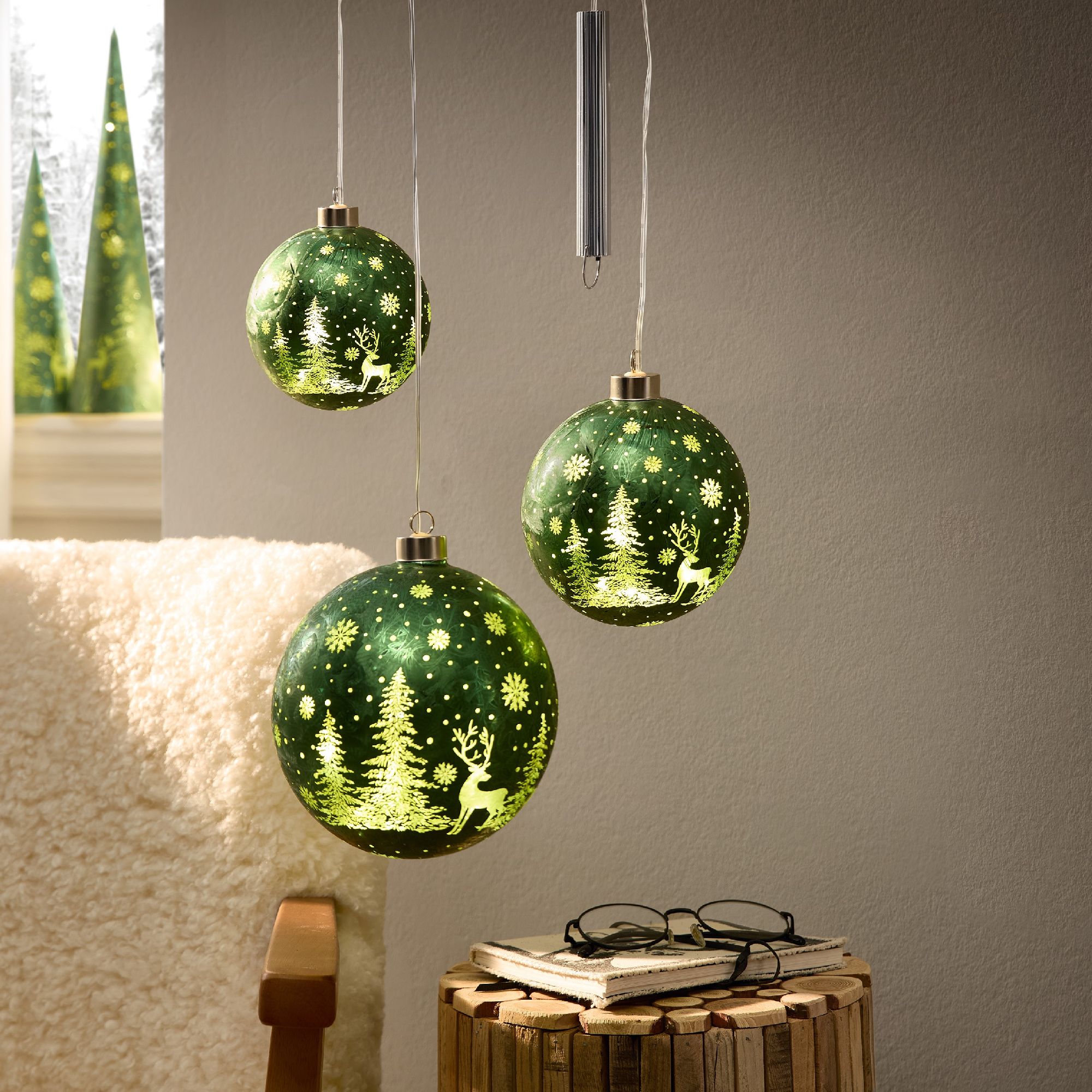 LED Deko Kugel FROSTY WINTERZEIT Hirsch grün zum aufhängen 10cm Formano Winter
