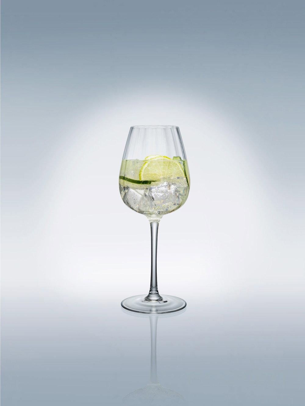 Verpackung mit einem Glas für Wein und einem Glas für Cocktails, beide abgebildet auf der Vorderseite. Hintergrund weiß.