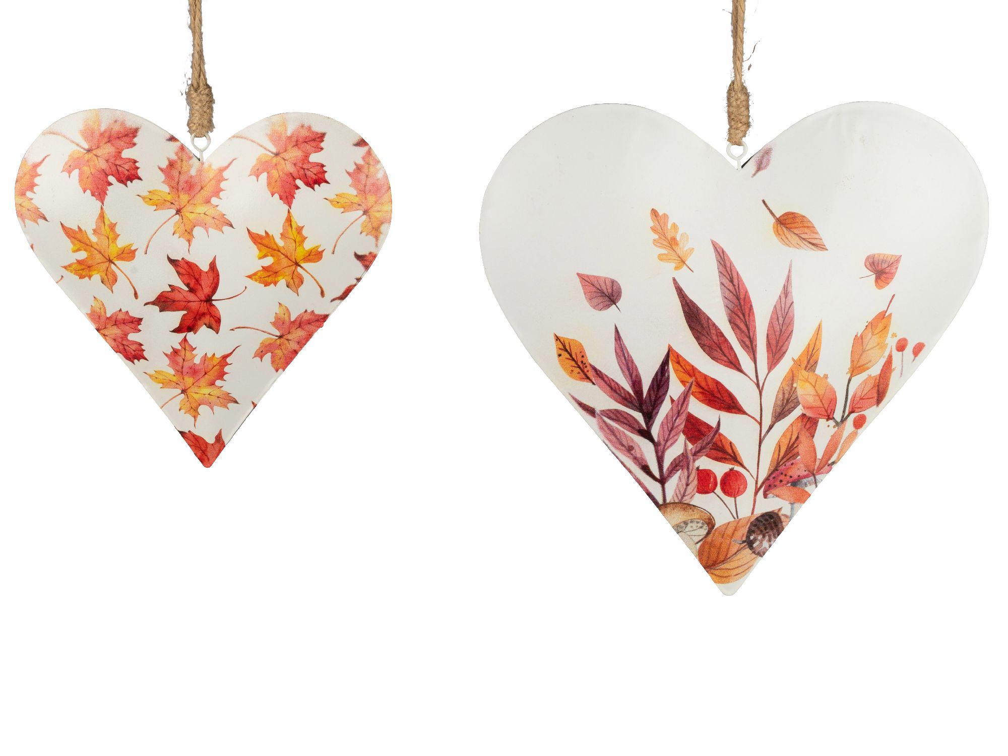 Zwei hängende Herzdekorationen mit bunten Blättern in Rot- und Gelbtönen auf weißem Hintergrund.