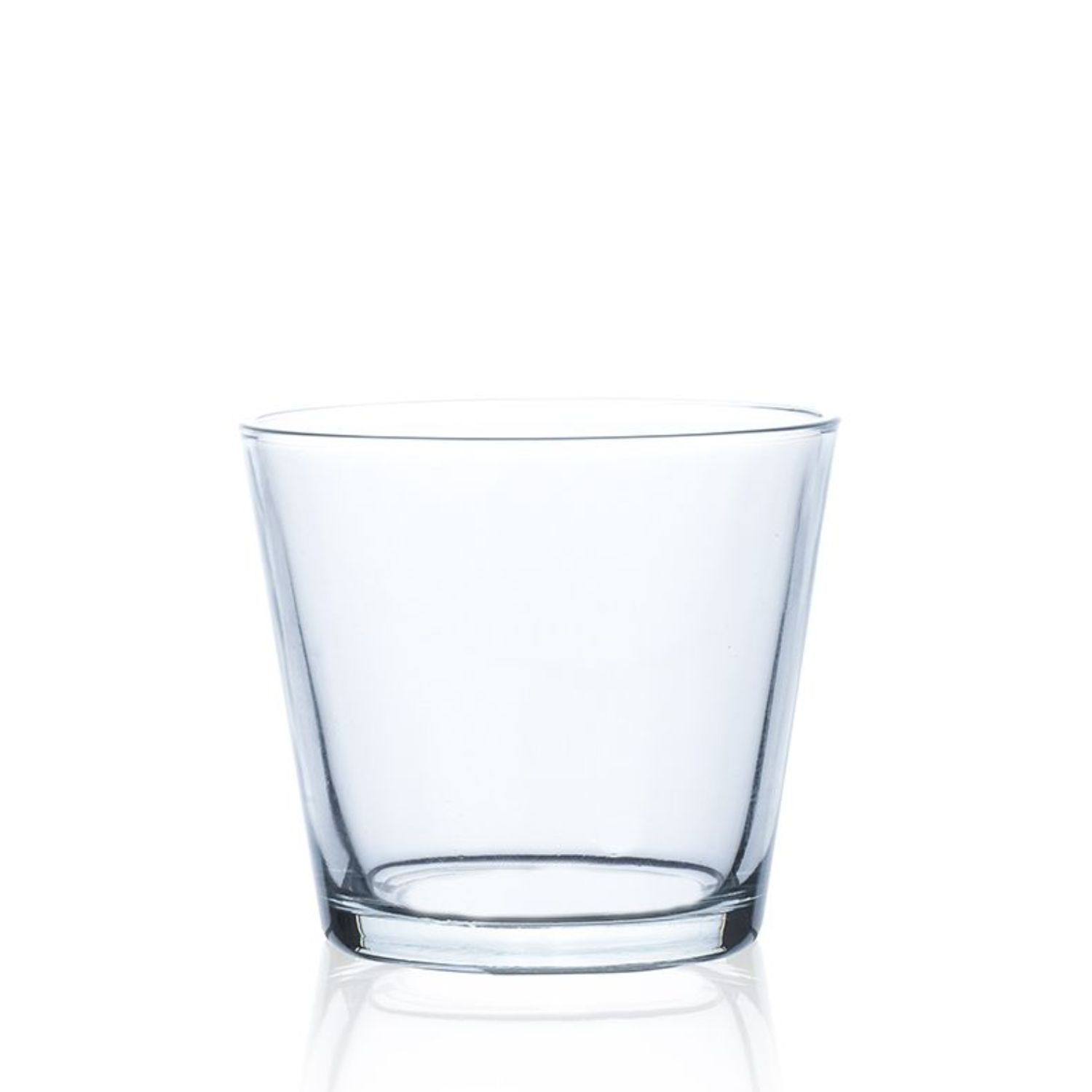 Ein transparenter, gläserner Becher mit geraden Wänden und einem flachen Boden.