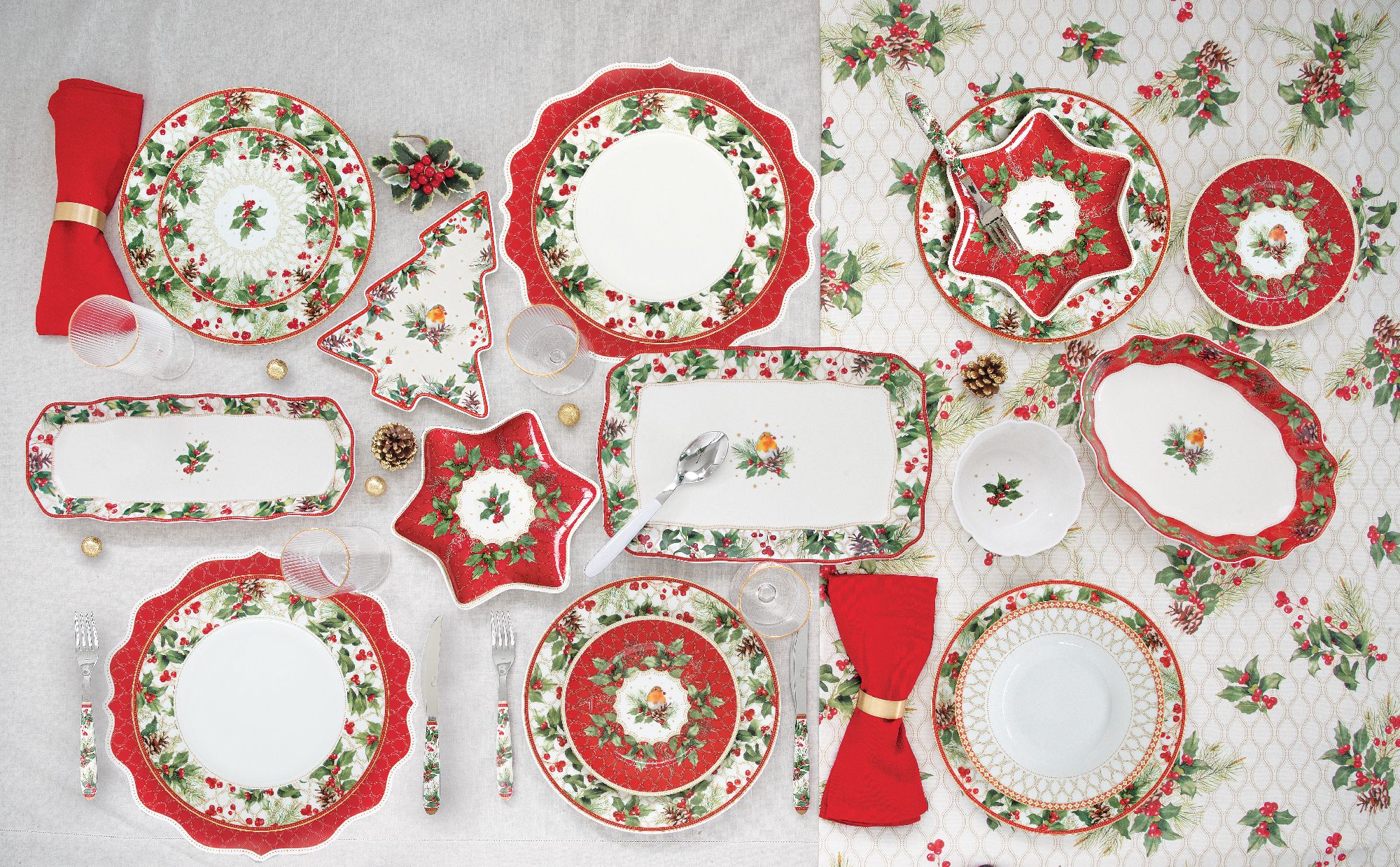 Tischgedeck mit festlichem Geschirr und rotem Besteck auf einem dekorierten Tisch