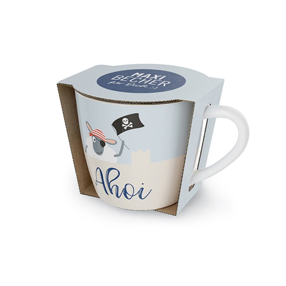 Weißer Becher mit einem Schaf in Piratenkleidung und der Aufschrift "Ahoi", verpackt in einer Kartonbox.