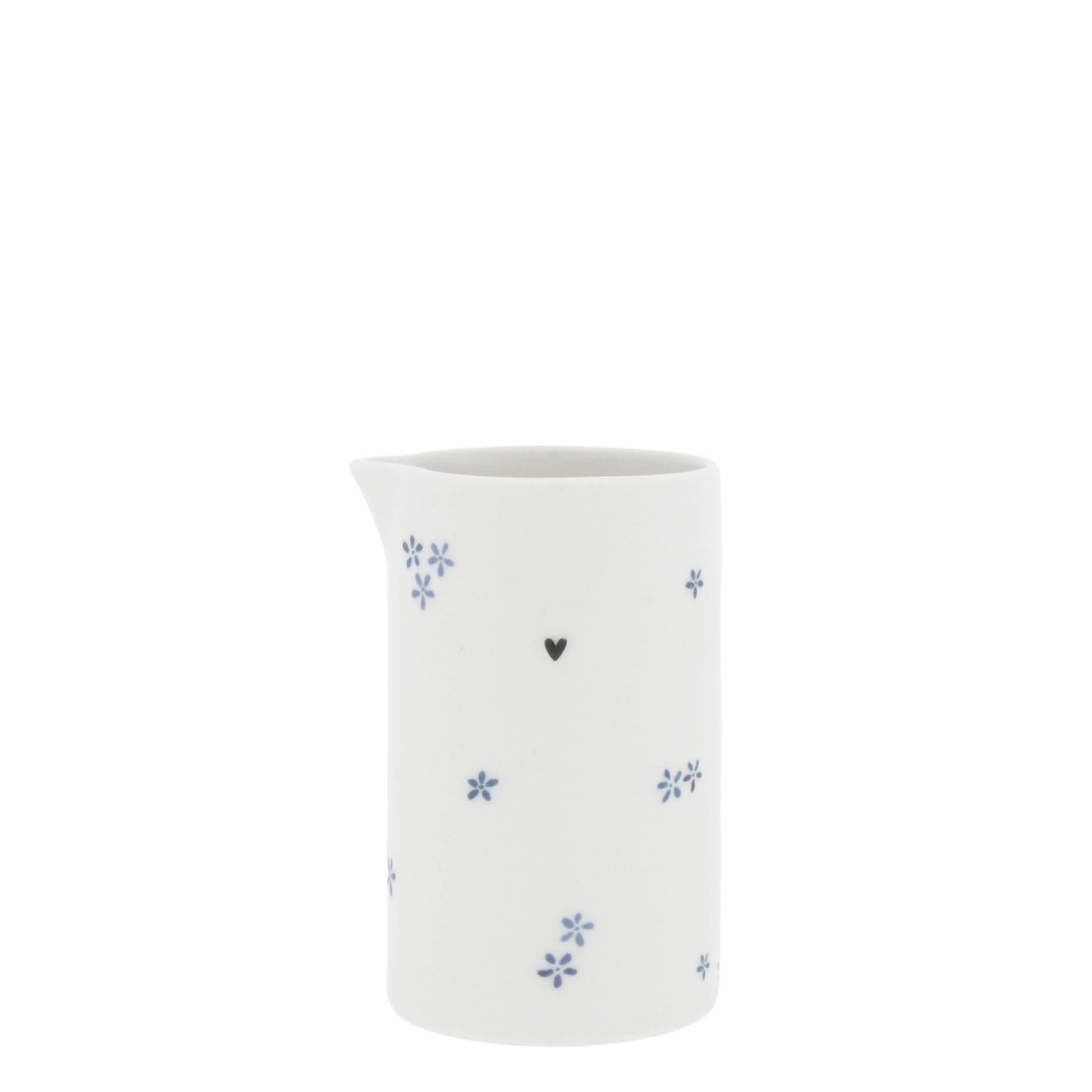 weißes Milchkännchen mit kleinen blauen Blüten und schwarzem Herz