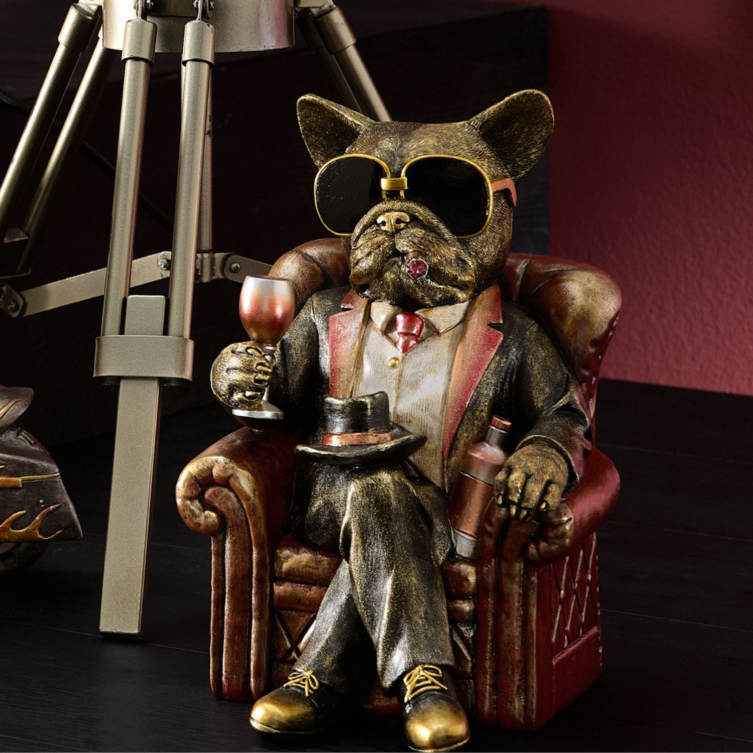 Dekofigur Bulldogge mit Anzug und Cocktail im Sessel H. 27cm Kunststein Formano