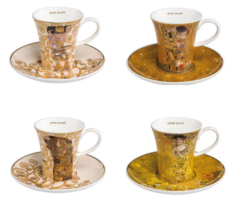 Vier Kaffeetassen mit Untertassen, verziert mit verschiedenen Mustern und Farben, inspiriert von Gustav Klimt.