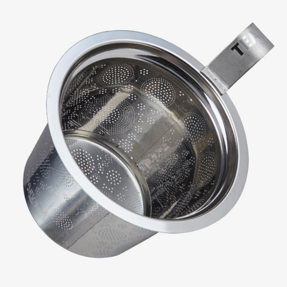 Edelstahl-Teesieb mit feinen Löchern und einem Griff zum einfachen Herausnehmen. Innenansicht des Siebs.