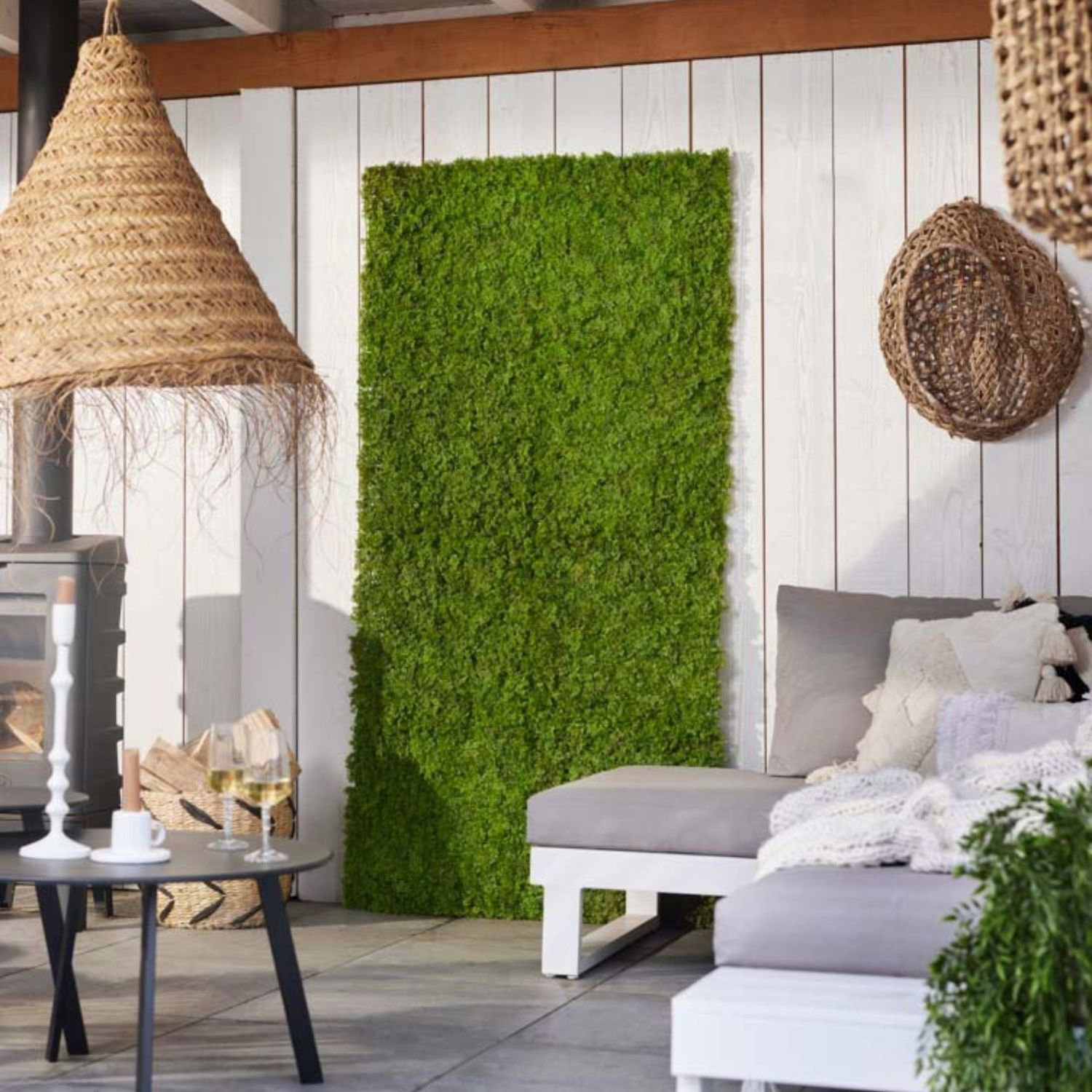 Gemütlicher Raum mit grüner Wand, Sofa und Tisch mit Getränken und Kerzen