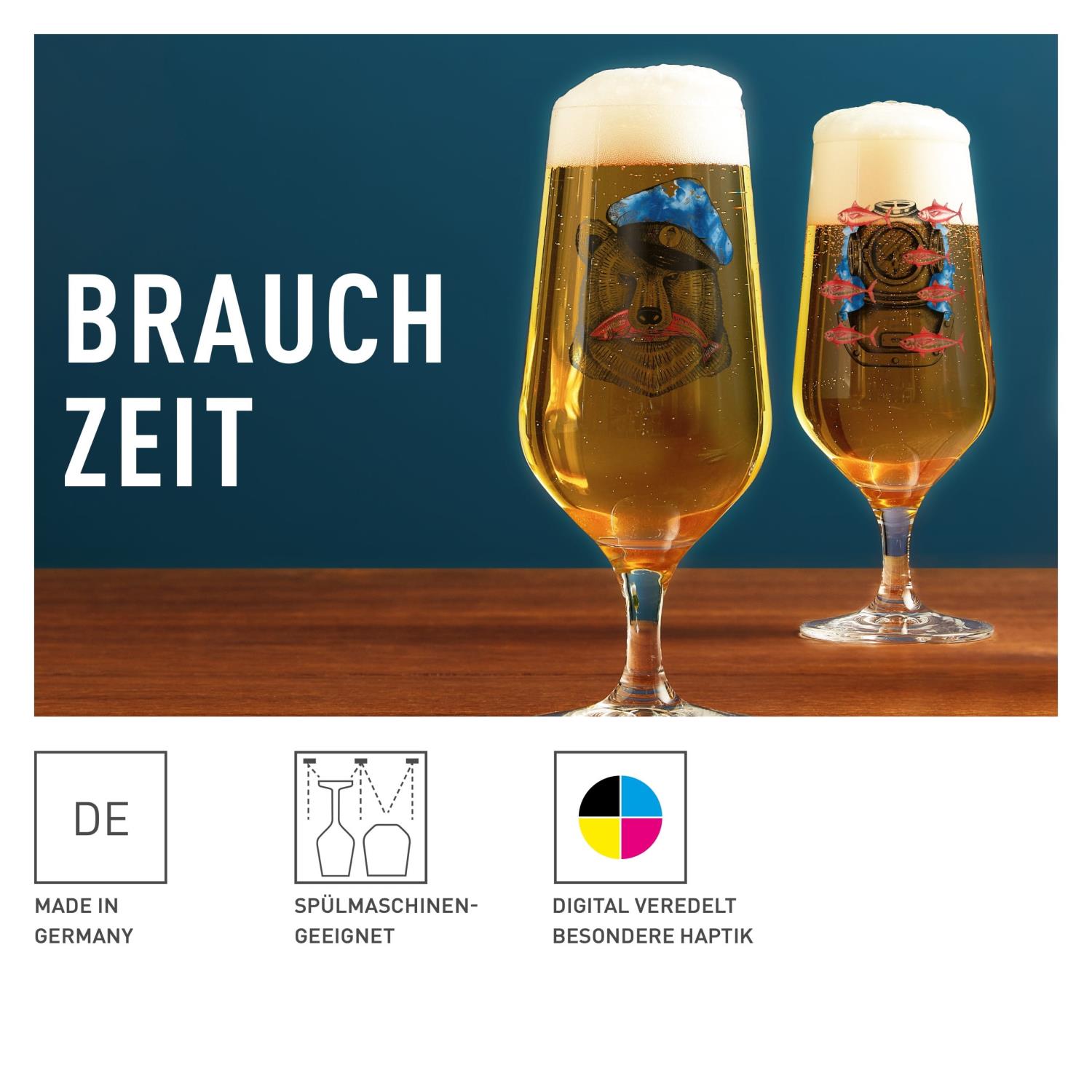 Zwei Gläser mit Bier stehen auf einem Tisch. Im Hintergrund ist eine blaue Wand. Text und Symbole sind sichtbar.
