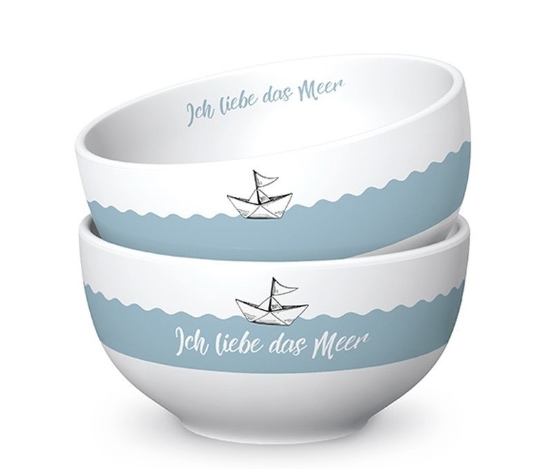 Zwei Schalen übereinander, mit blauer Wellenlinie und dem Schriftzug „Ich liebe das Meer“ sowie einem kleinen Boot.