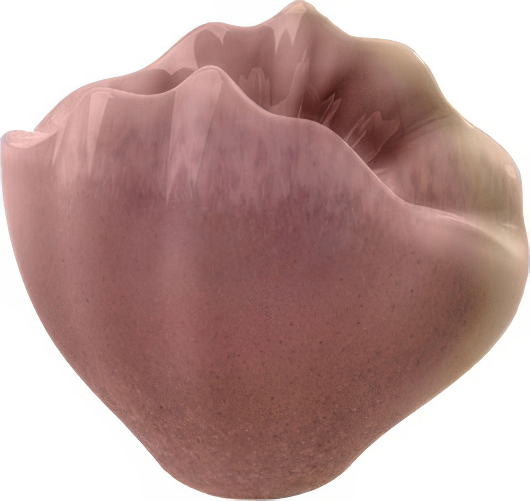 Eine gläserne Schale in sanften Rosa- und Lilatönen mit wellenförmigem Rand. Die Oberfläche ist glatt und glänzend.