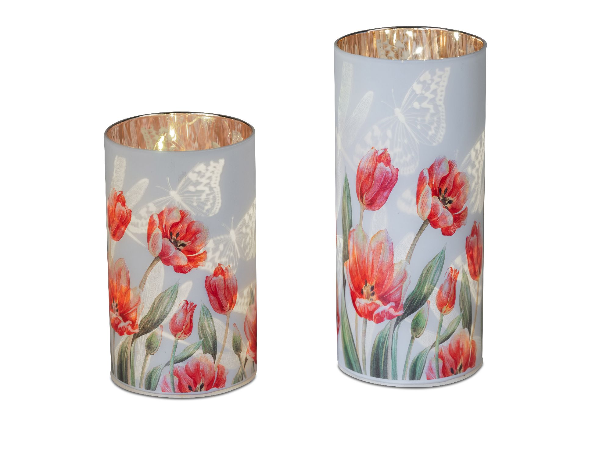 Zwei zylindrische Kerzenhalter mit floralen Motiven in Rot und Grün, einer größer als der andere, mit goldenen Innenseiten.