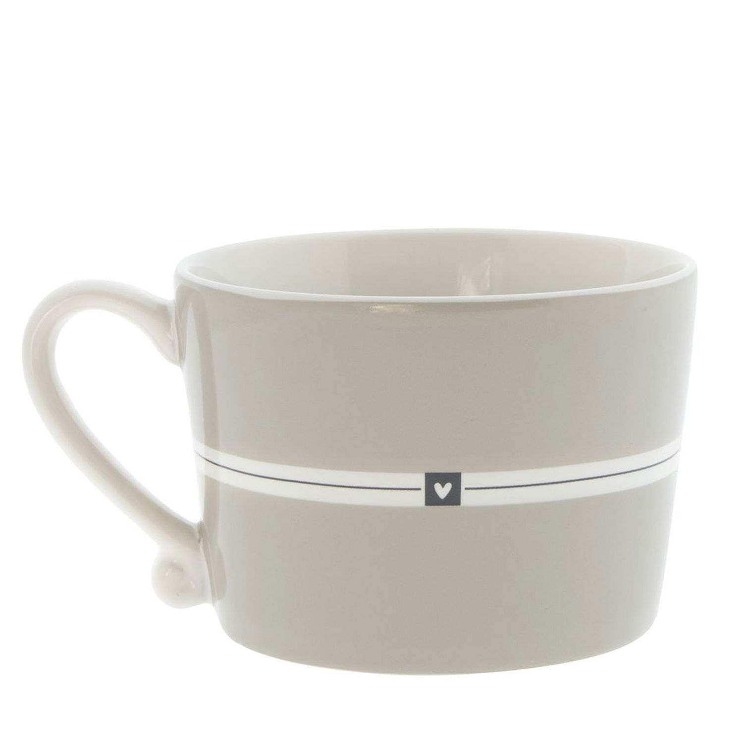 Graue Tasse mit einem weißen Streifen und einem kleinen Herzsymbol in der Mitte. Sie hat einen runden Körper und einen Henkel.