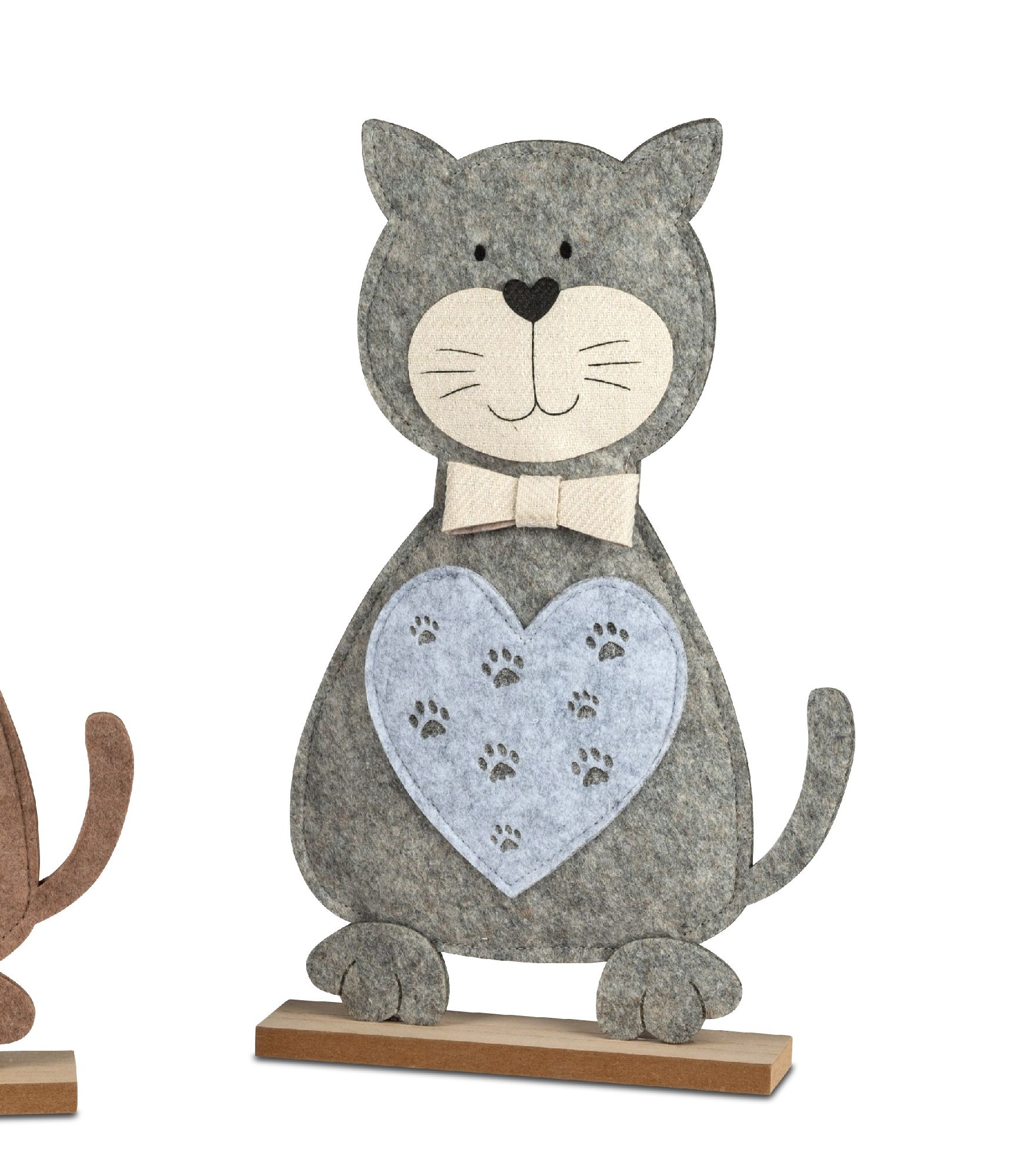 Graue Katzenfigur aus Filz mit einem Herz und Pfotenabdrücken, trägt eine Schleife. Steht auf einem