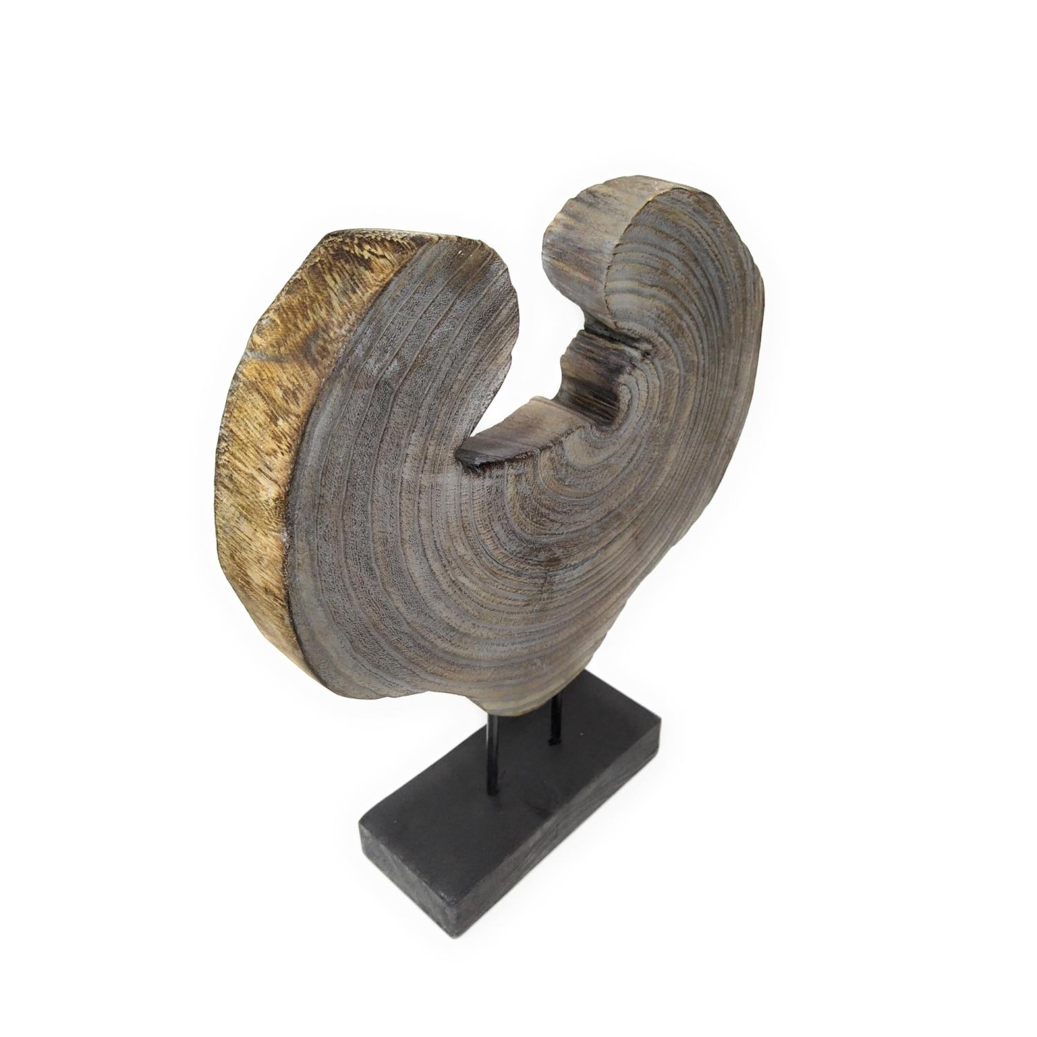 Holzskulptur in organischer Form, auf schwarzem Sockel montiert. Die Oberfläche zeigt natürliche Maserungen und eine goldene Kante.