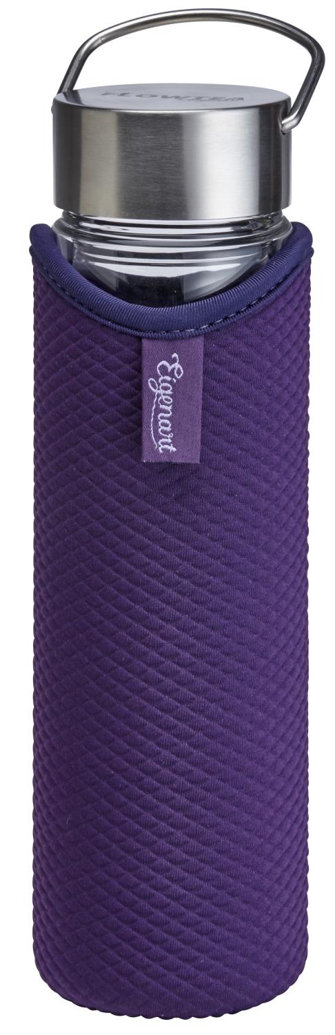 Eine isolierte Trinkflasche mit einem silbernen Deckel und einem lila Neopren-Schutz. Sie hat einen praktischen Henkel.