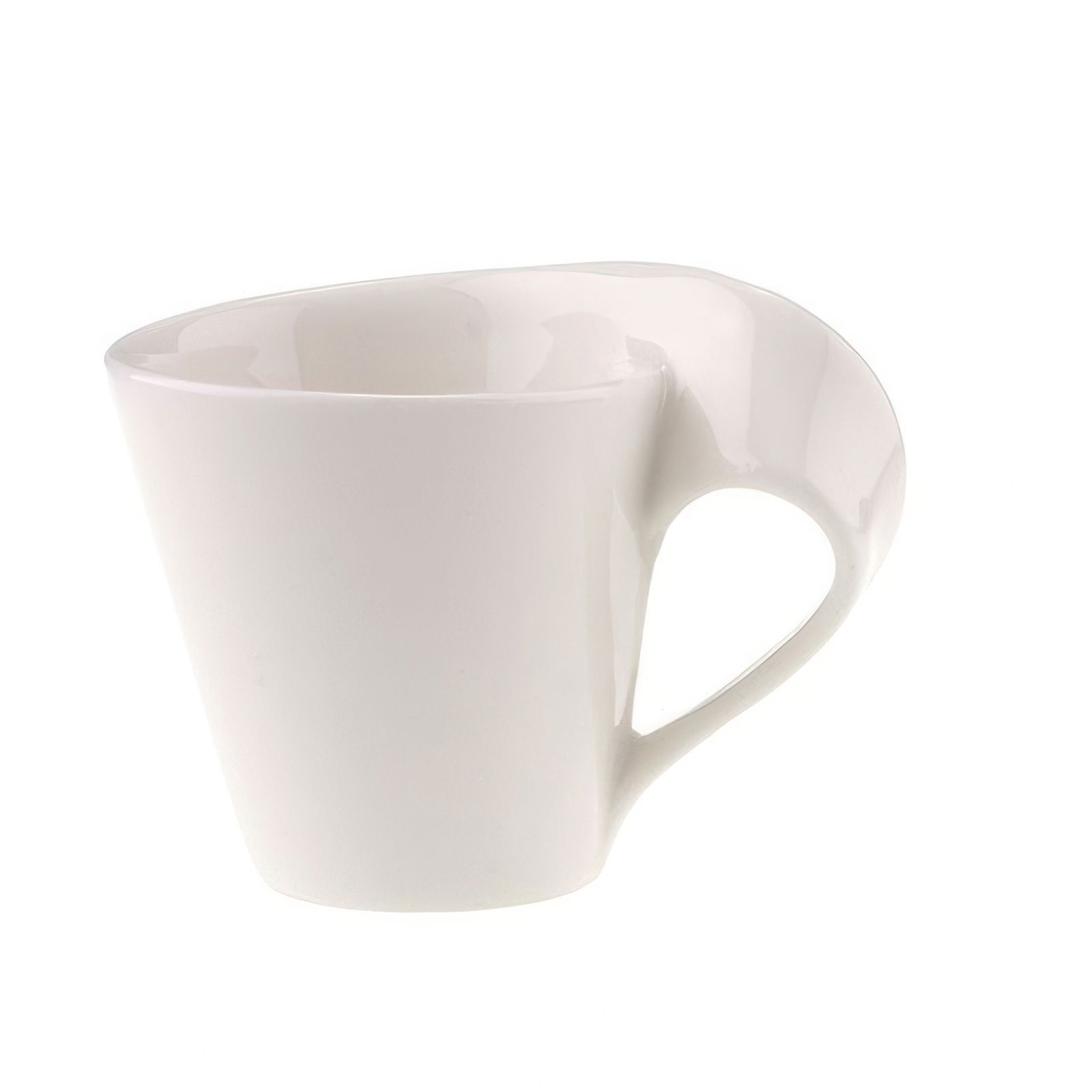 Weiße Tasse mit asymmetrischem Design und einem Griff, auf hellem Hintergrund.