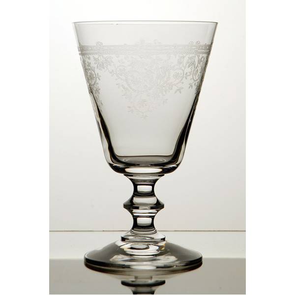 Ein eleganter, transparenter Glasbecher mit einem verzierten Rand und einem stabilen Fuß.