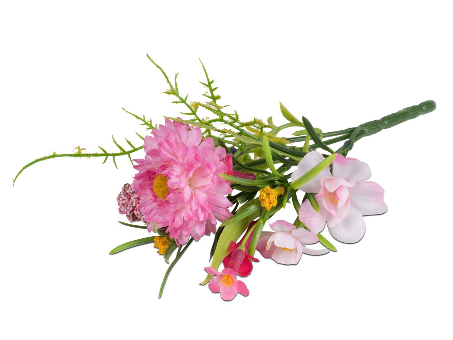 Kleiner Strauß aus rosa und gelben Kunstblumen mit grünen Blättern auf weißem Hintergrund
