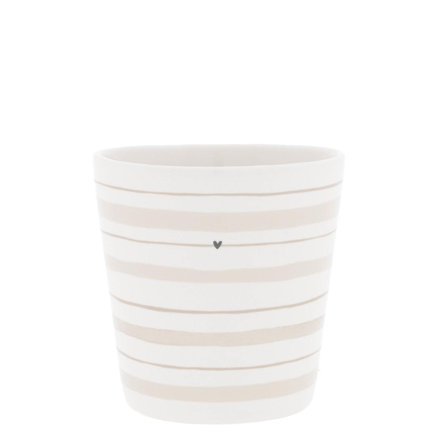 Ein runder Blumentopf aus Keramik mit horizontalen, beigen und weißen Streifen sowie einem kleinen schwarzen Herz.