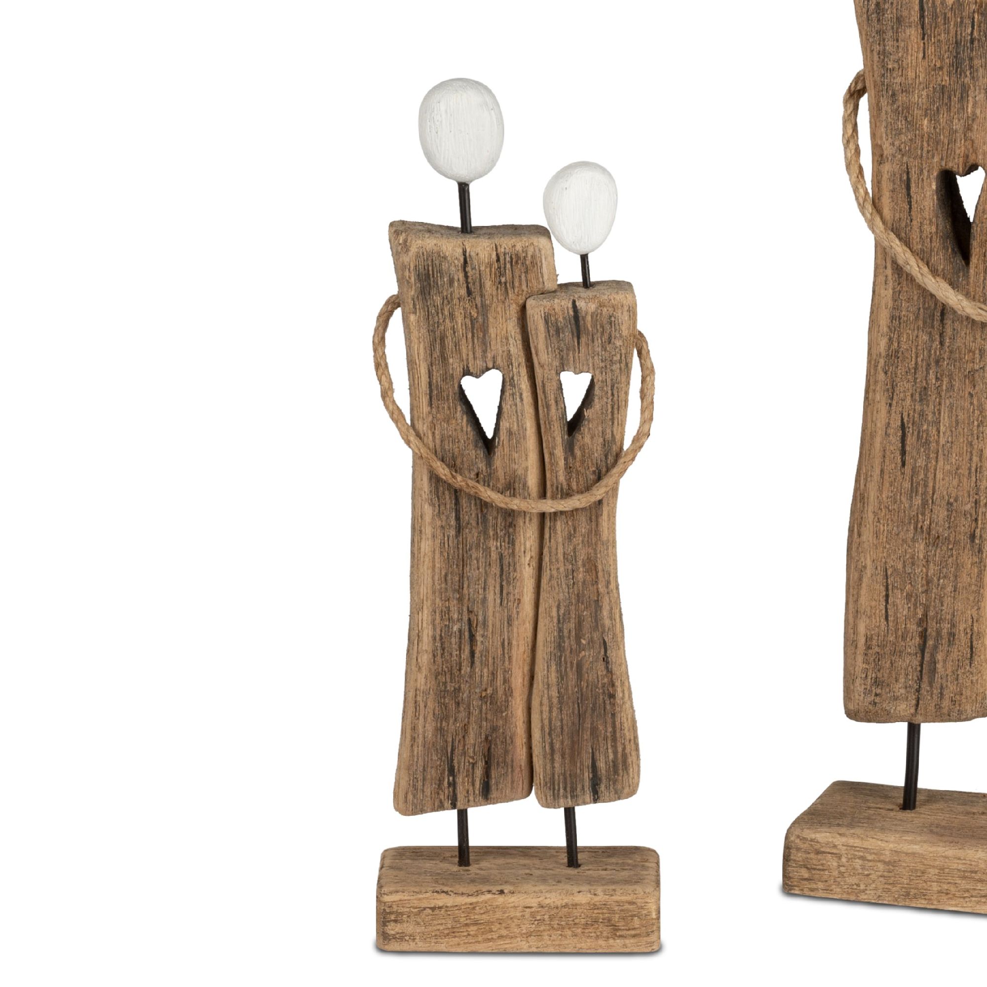 Zwei stilisierte Figuren aus Holz stehen nebeneinander, eine mit Herzform, die andere kleiner, beide