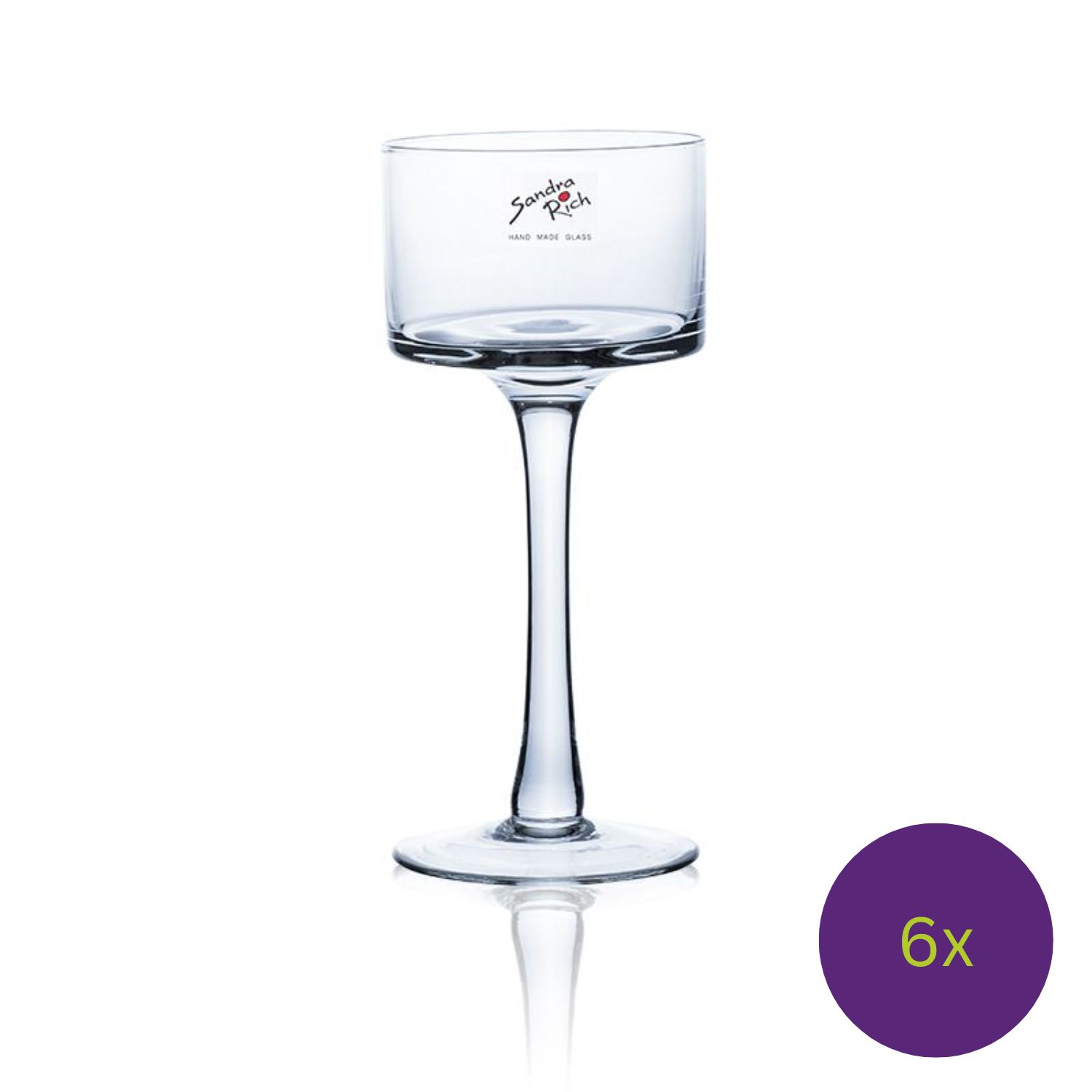 Ein transparentes Glas mit hohem Fuß und breiter, flacher Öffnung. Auf dem Glas steht der Schriftzug „Sandra Rich“.