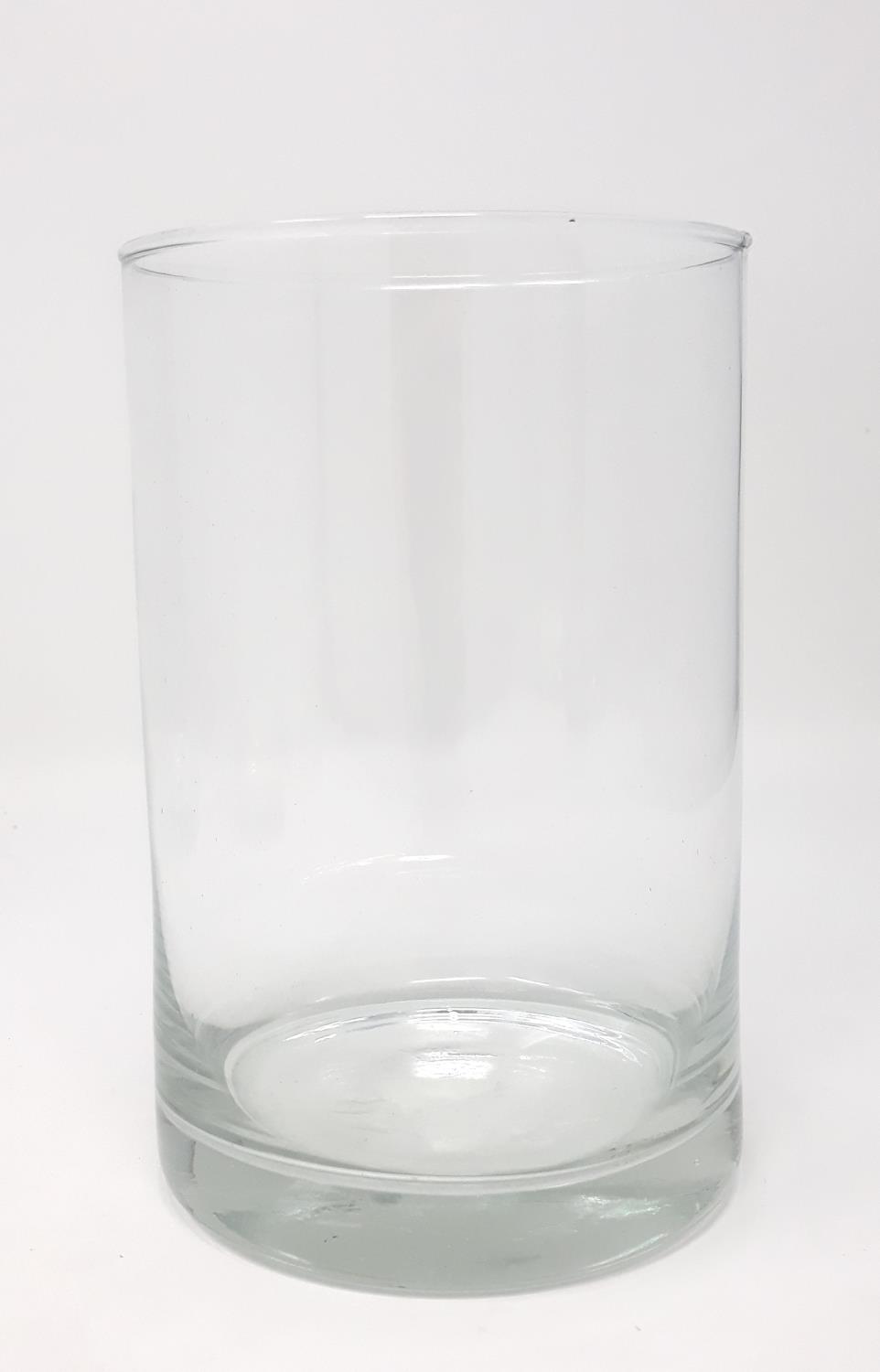 Ein transparenter, zylindrischer Glasbehälter ohne Inhalt auf hellem Hintergrund.