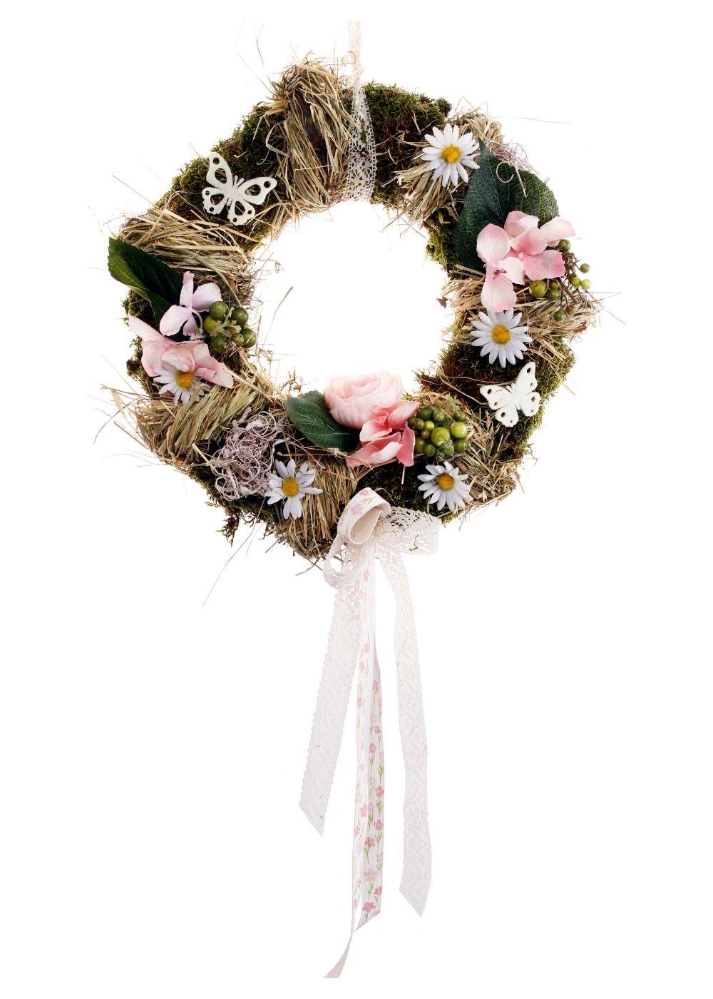 Ein runder Kranz aus Heu, verziert mit rosa Blumen, weißen Gänseblümchen, Blättern und Schmetterlingen, hängt an einem Band.