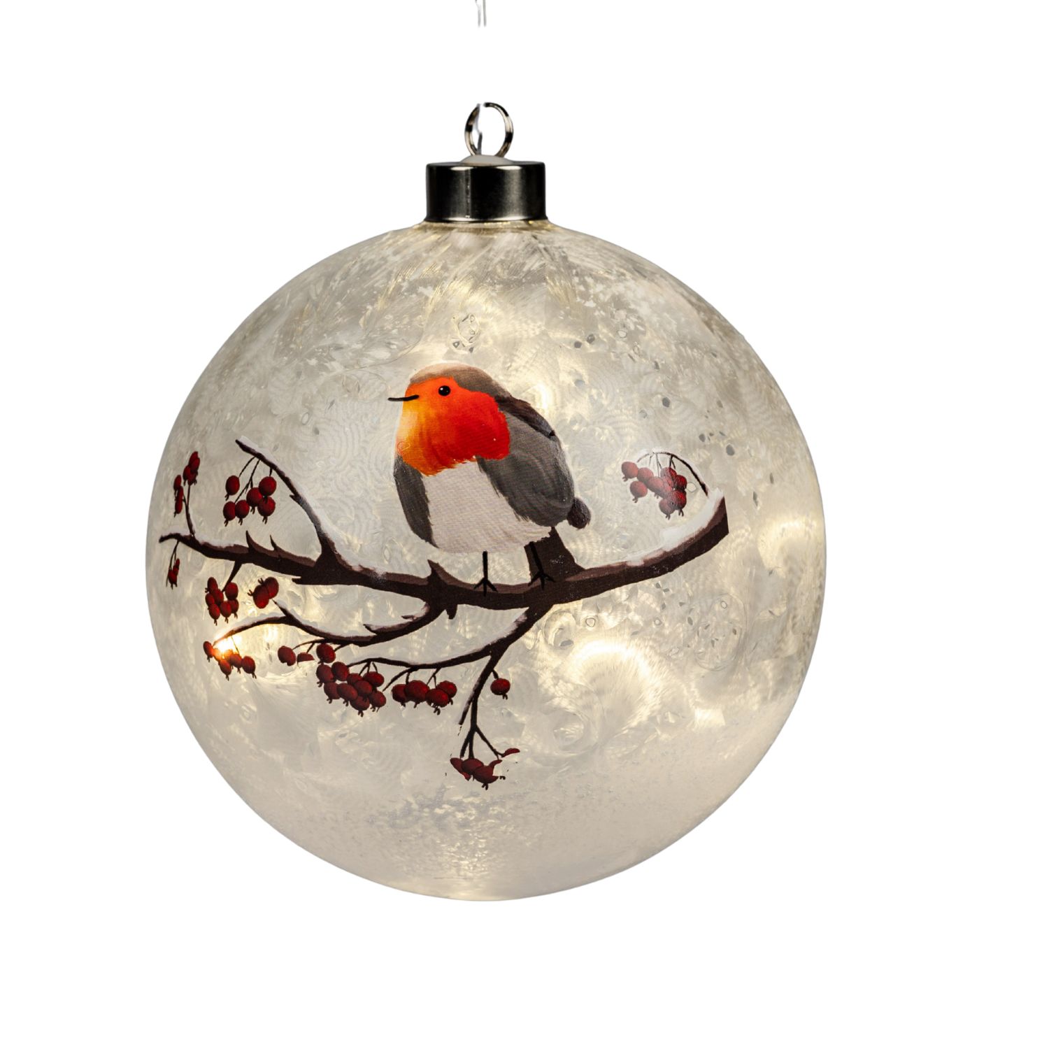 Gläserne Weihnachtskugel mit gemaltem Rotkehlchen auf einem Zweig mit roten Beeren