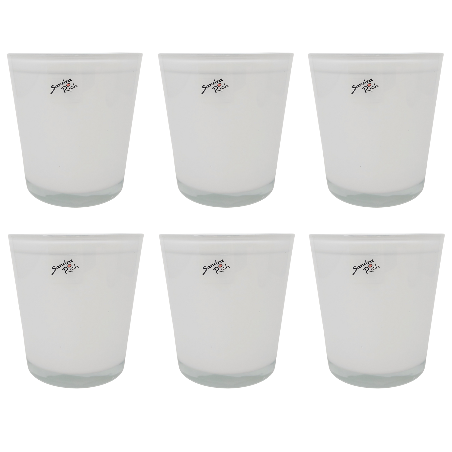 Sechs identische, klare Gläser mit einem weißen Rand und einem kleinen Logo auf der Vorderseite.