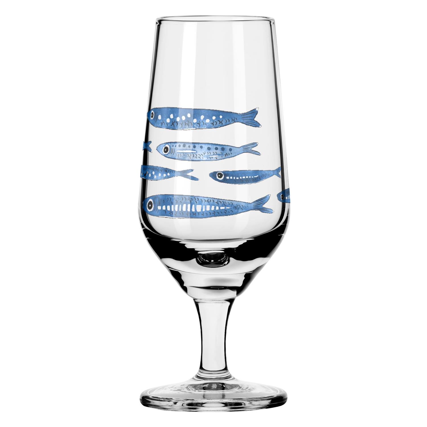 Ein transparentes Glas mit blauen Fischmotiven, das auf einem stabilen Fuß steht.