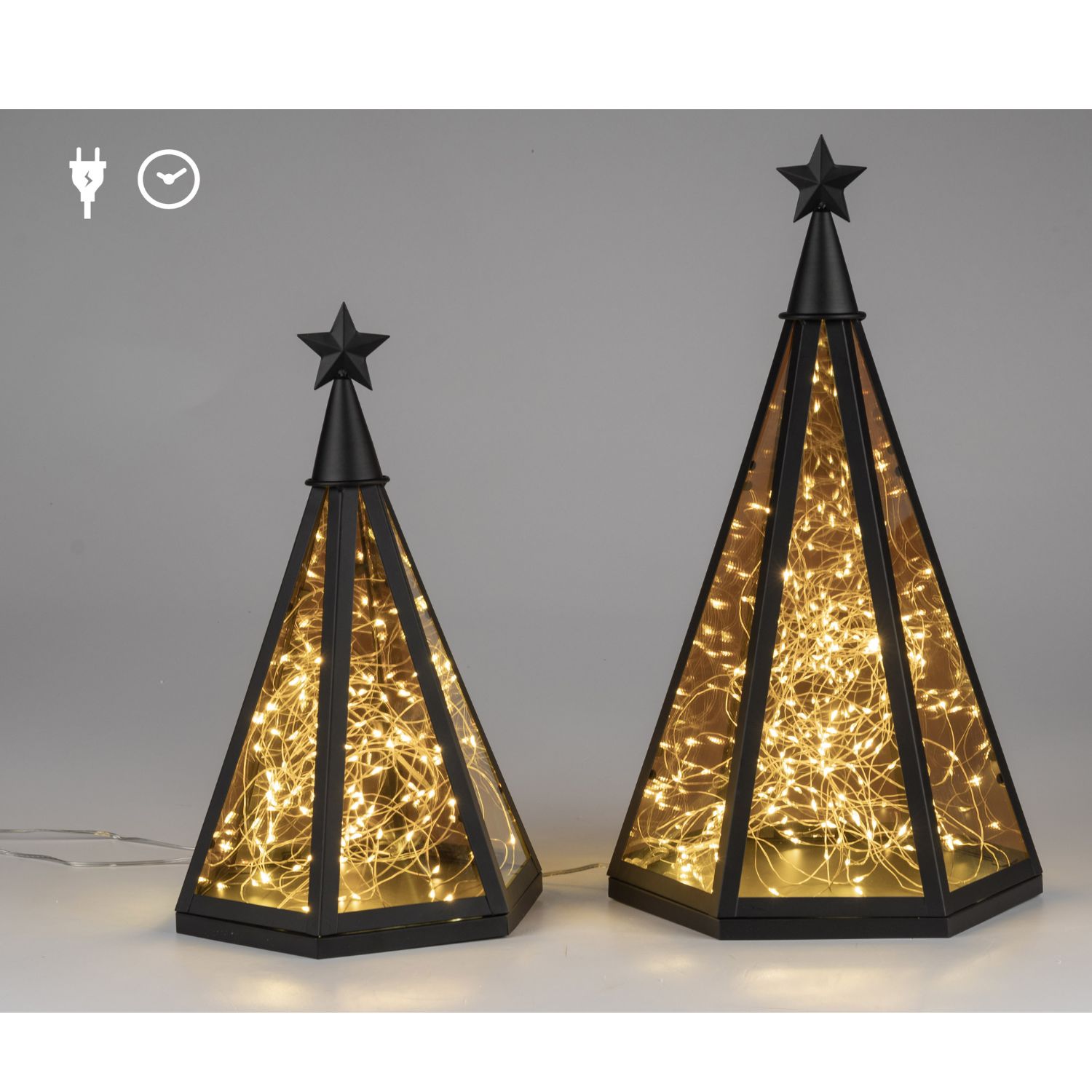 Zwei schwarze, sternbekrönte Kegellaternen mit warmweißen Lichterketten auf grauem Hintergrund