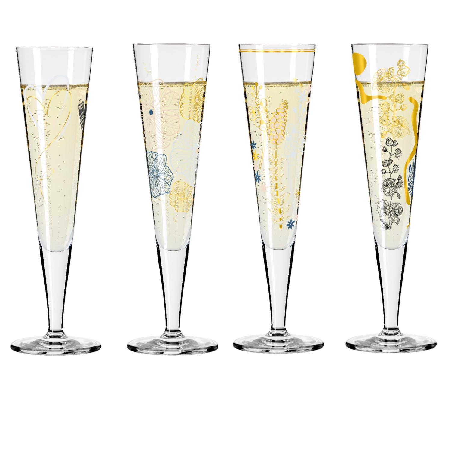 Vier elegante Sektgläser mit verschiedenen floralen Mustern und sprudelndem Inhalt stehen nebeneinander auf einem weißen Hintergrund.