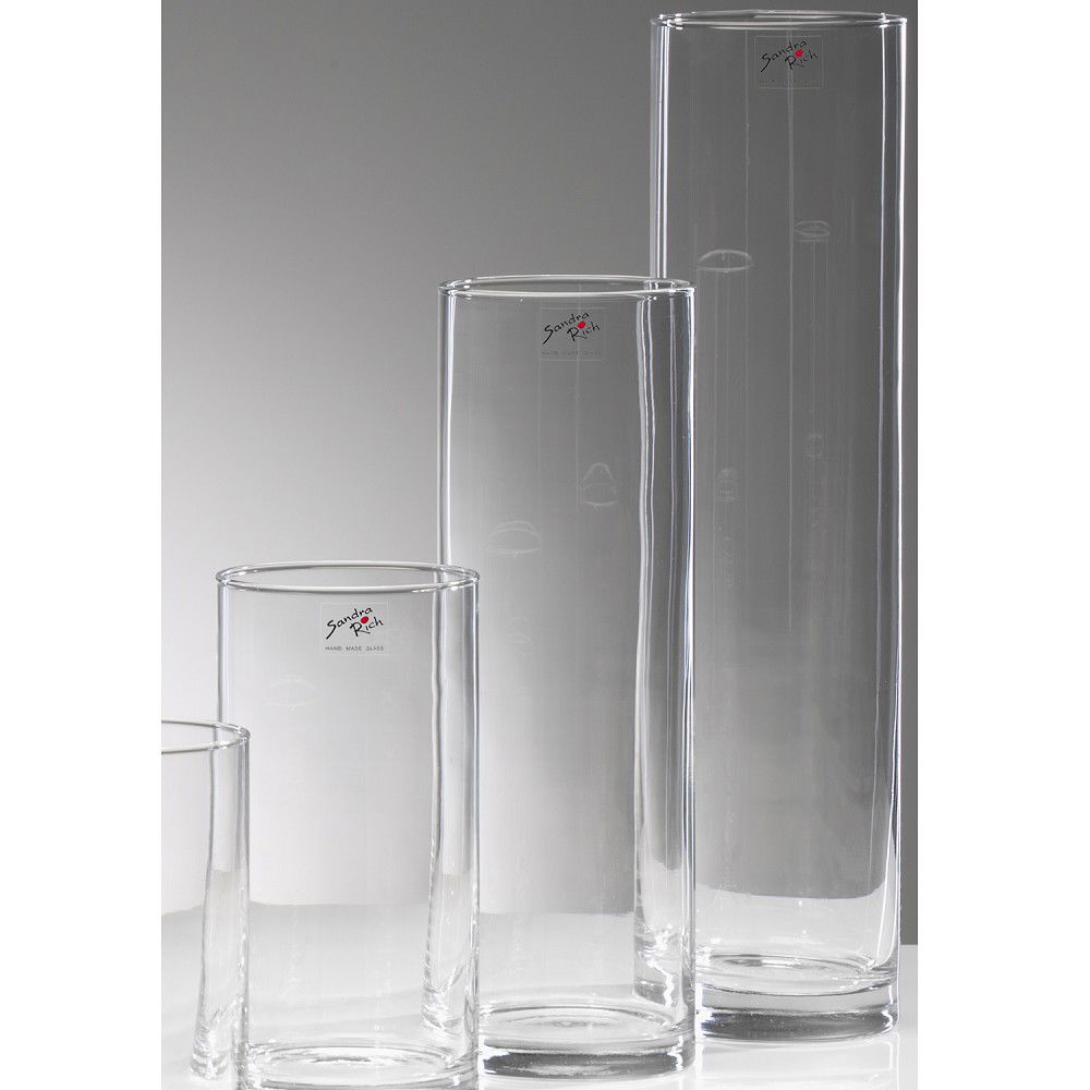 Vier transparente Gläser in unterschiedlichen Höhen stehen nebeneinander auf einem hellen Untergrund.