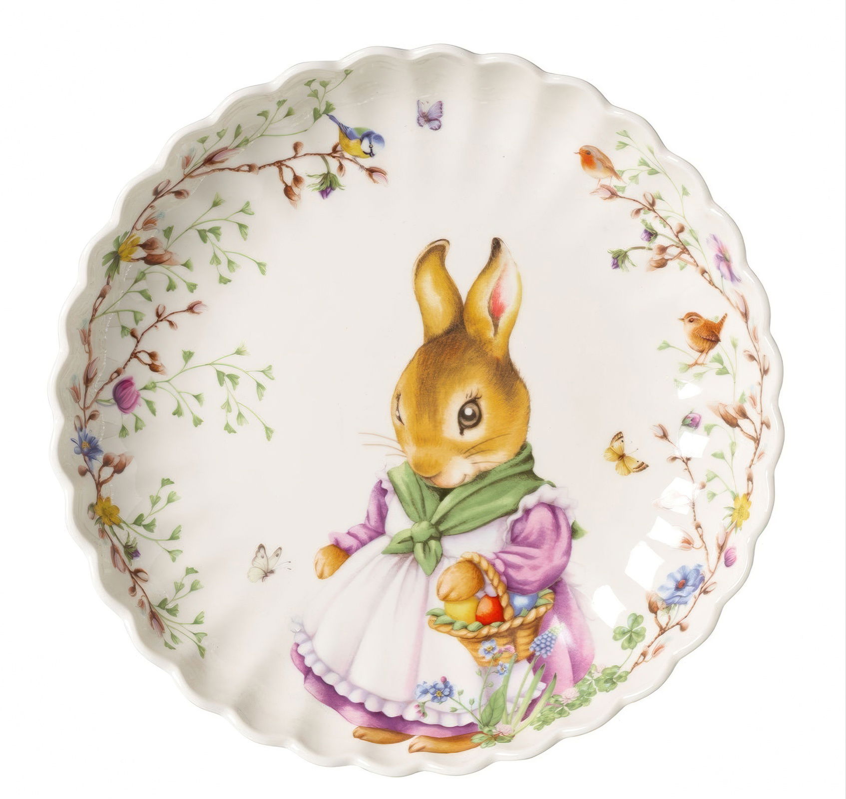 Ein Teller mit einem Hasen in Kleidung, der einen Korb mit Eiern hält, umgeben von Blumen und kleinen Vögeln.