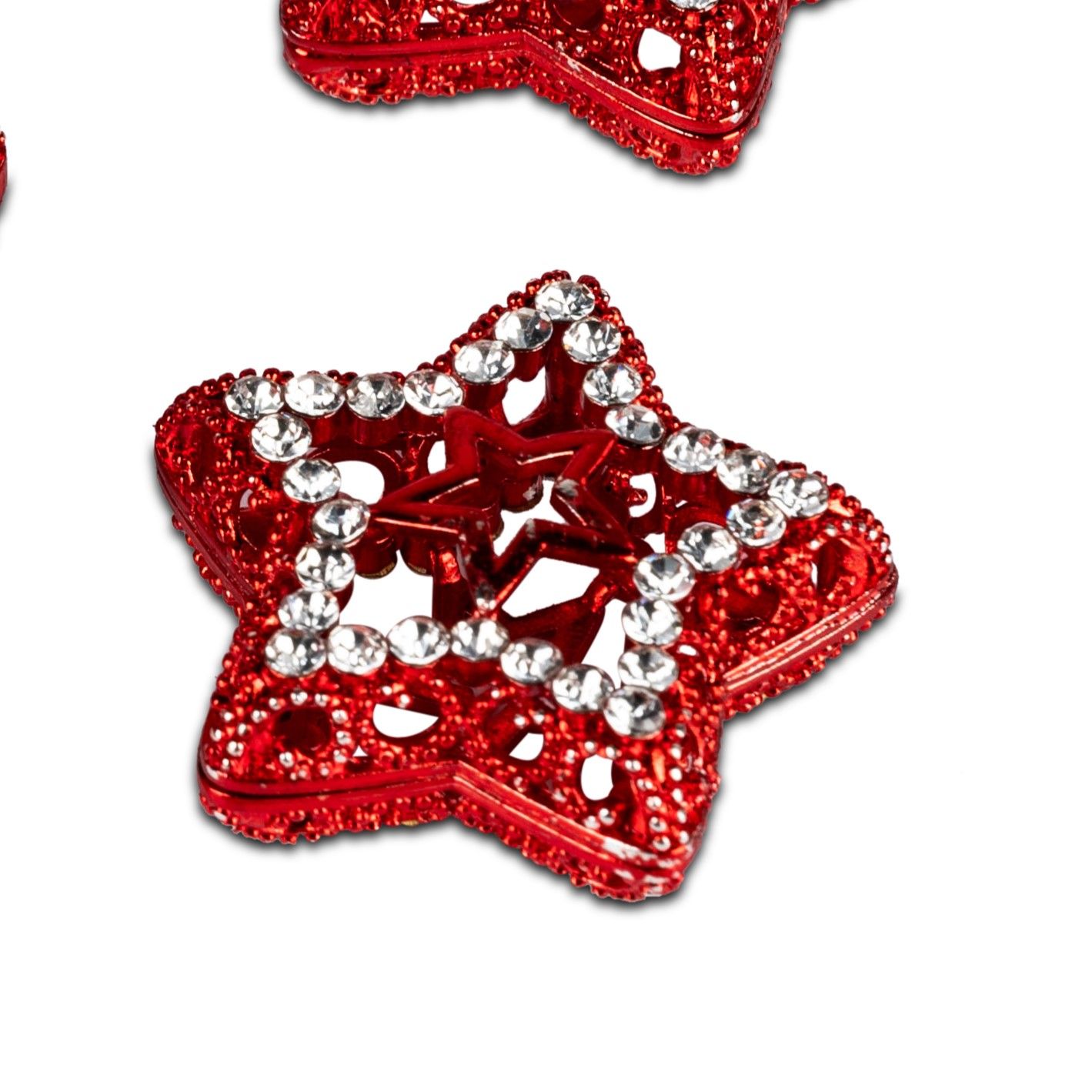 Drei rote, glitzernde Sterne mit klaren Steinen, die in einer dekorativen Anordnung angeordnet sind.