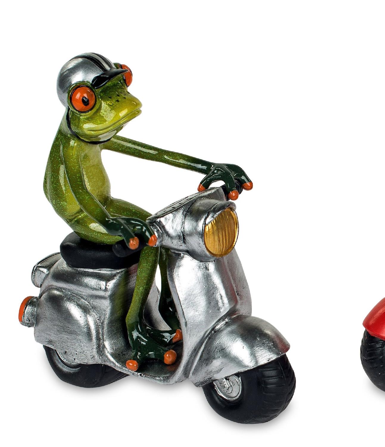 Ein Frosch mit Helm sitzt auf einem silbernen Roller. Neben ihm steht ein roter Roller.