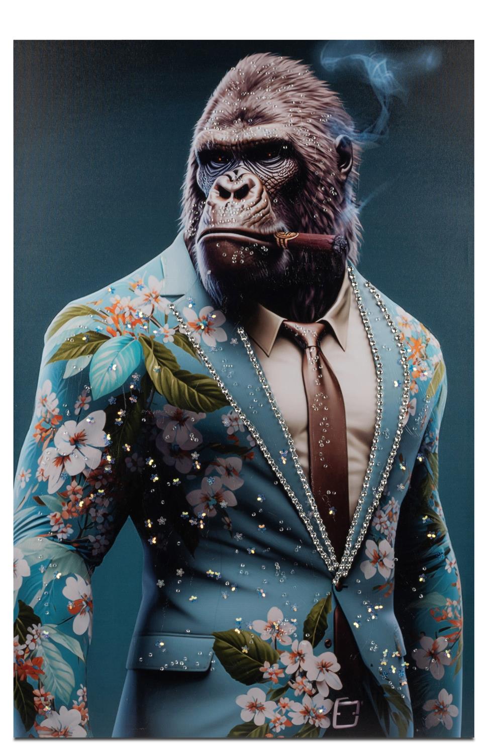 Ein Gorilla trägt einen blauen Anzug mit floralen Mustern und einer Krawatte. Er raucht eine Zigarre
