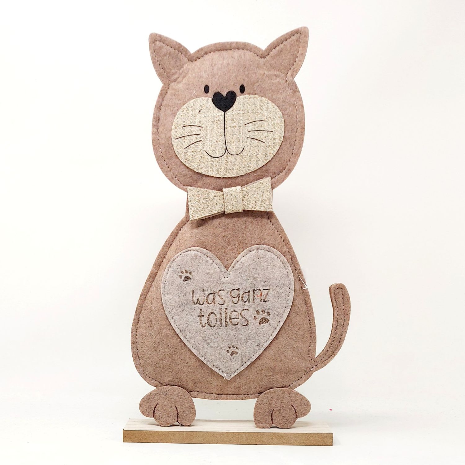 Braune Katzenfigur aus Filz mit Herzmotiv und Pfotenabdrücken, auf einem Holzsockel stehend.