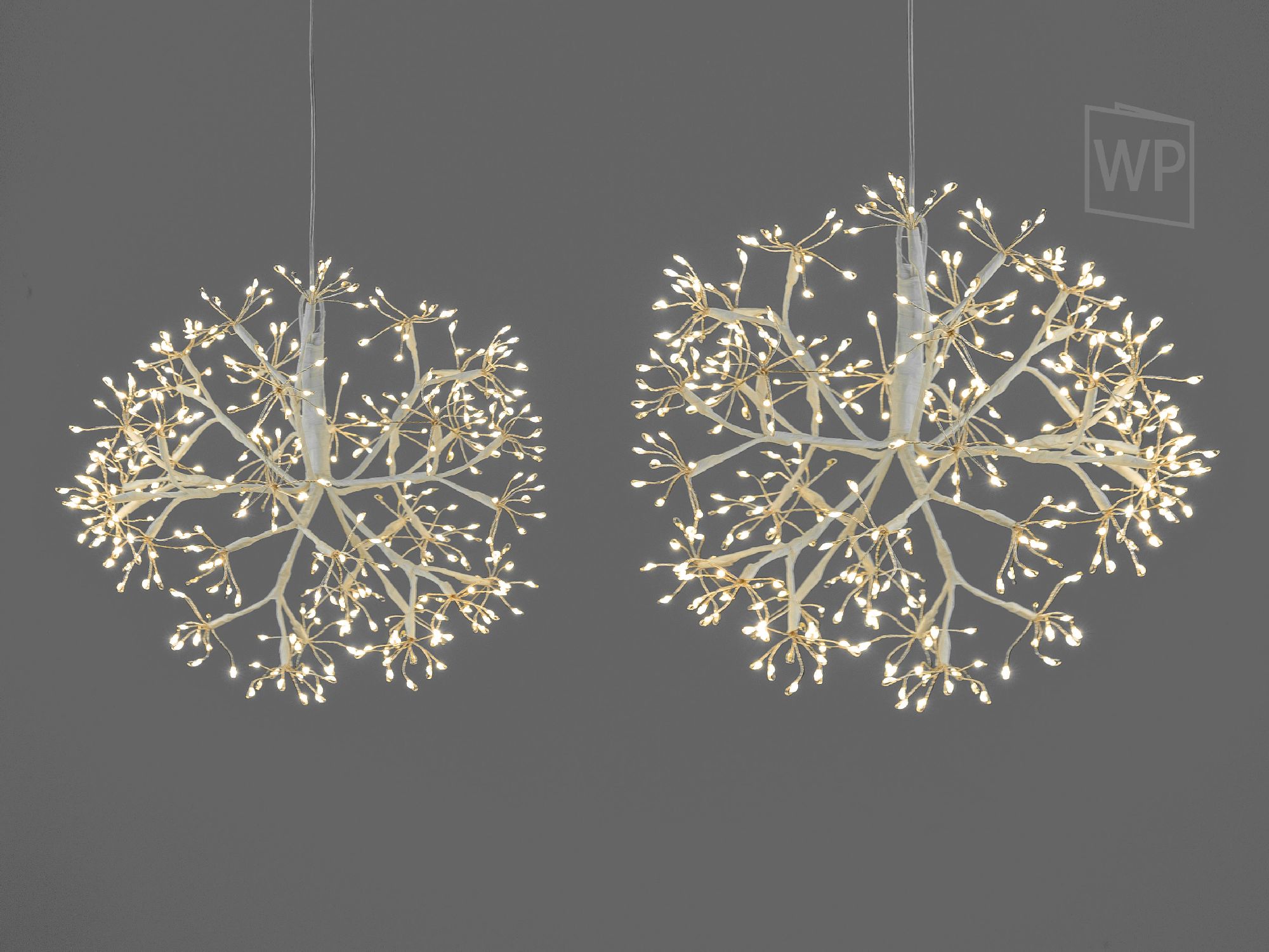 Zwei hängende Leuchten in Form von verzweigten Ästen mit Lichtern