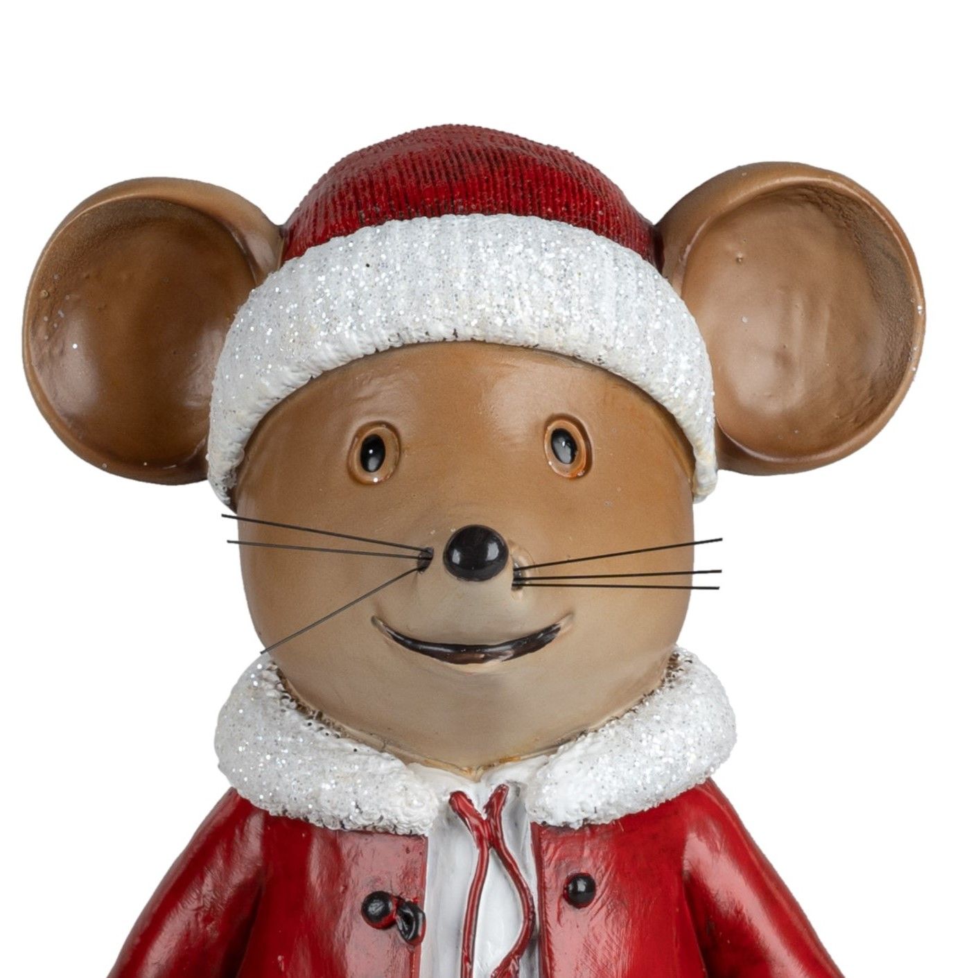 Eine dekorative Mausfigur mit großen Ohren, rotem Mantel und Weihnachtsmütze, die lächelt.