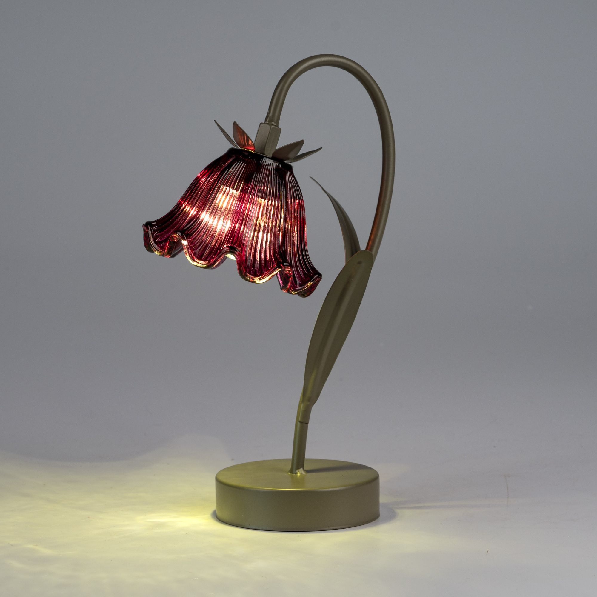 Tischlampe in Blumenform mit einem lila-glänzenden Lampenschirm und einem geschwungenen, metallische