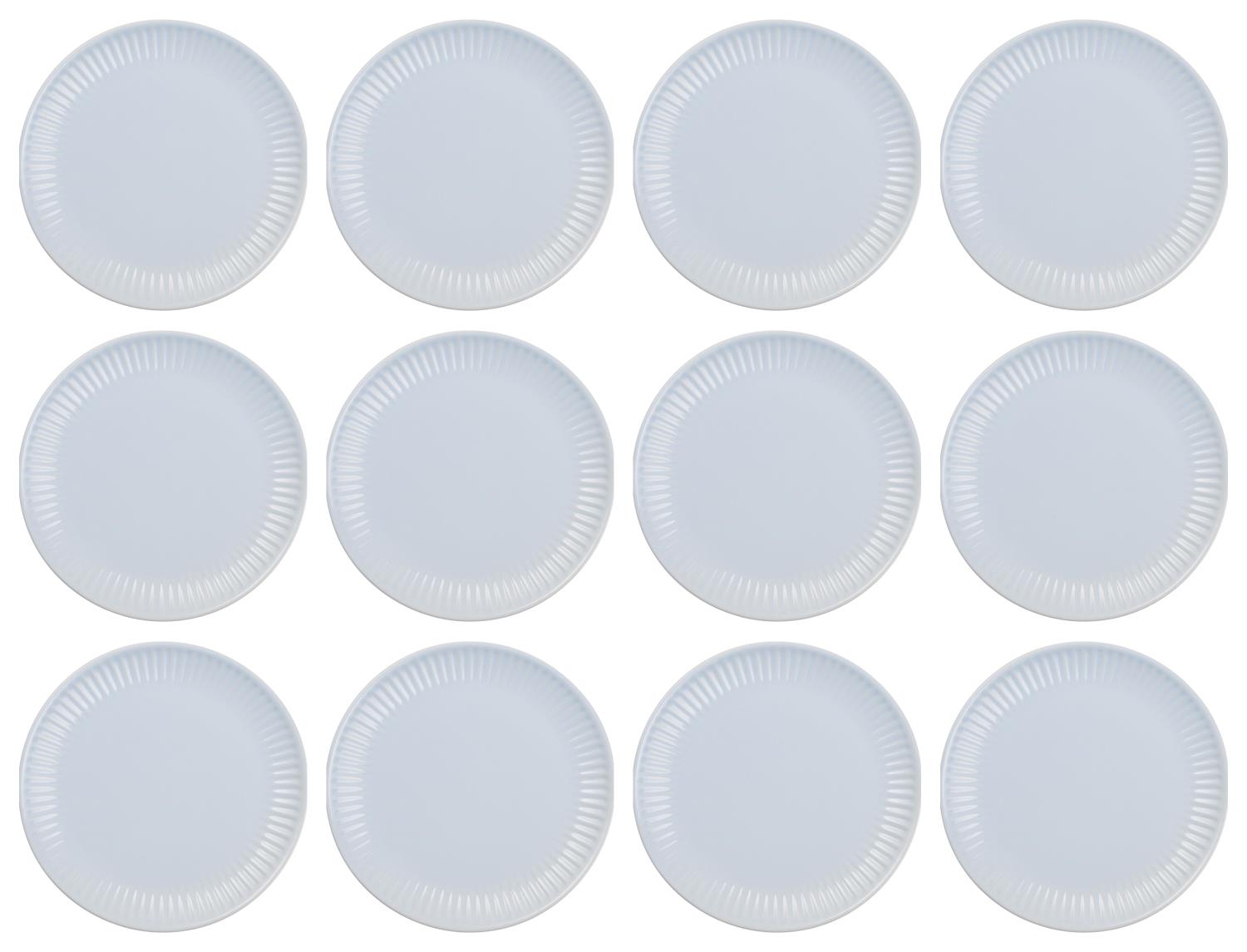 Zwölf weiße Pappteller in vier Reihen angeordnet, mit gewelltem Rand.